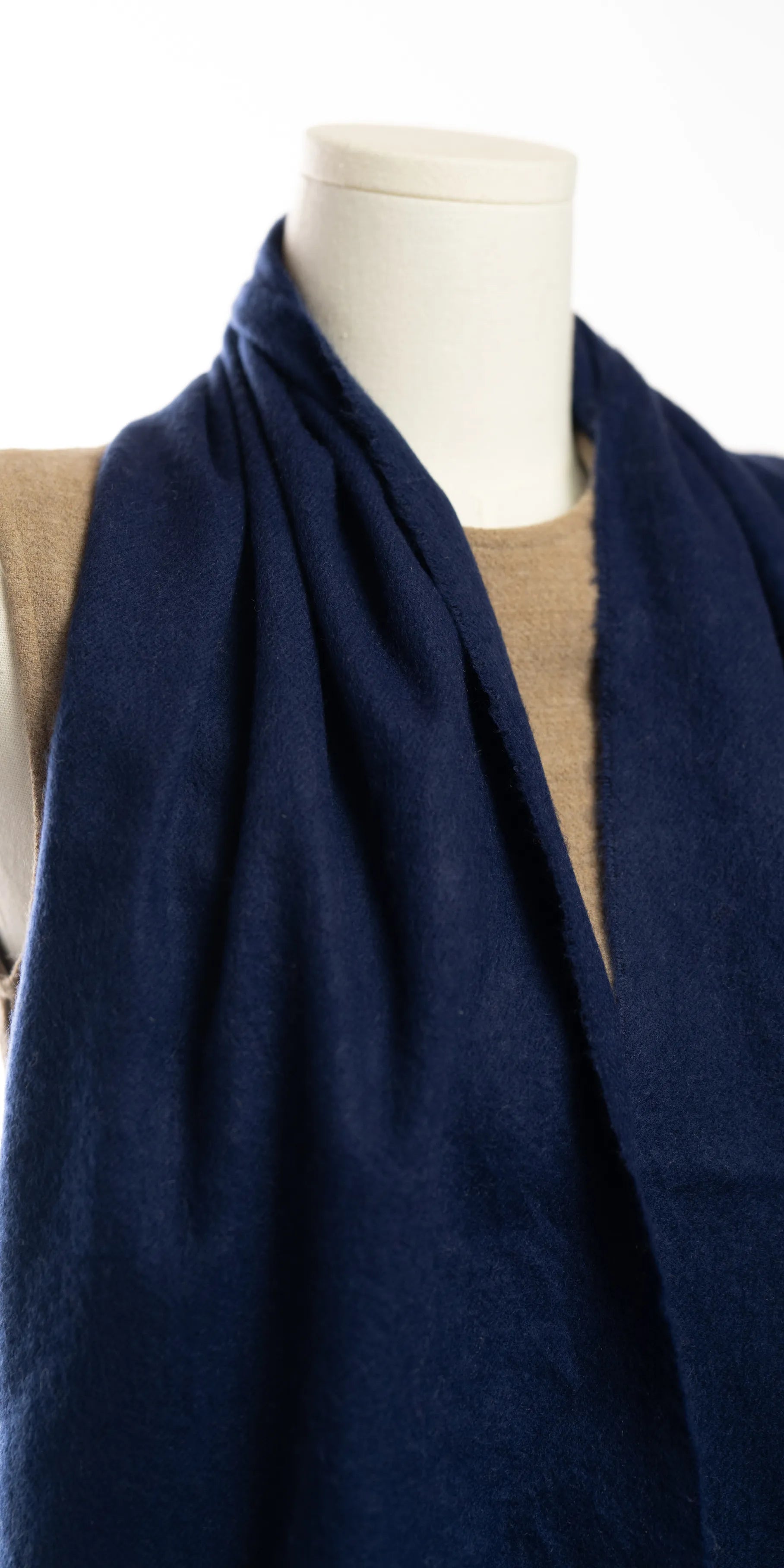 Fular bleumarin din casmir pufos