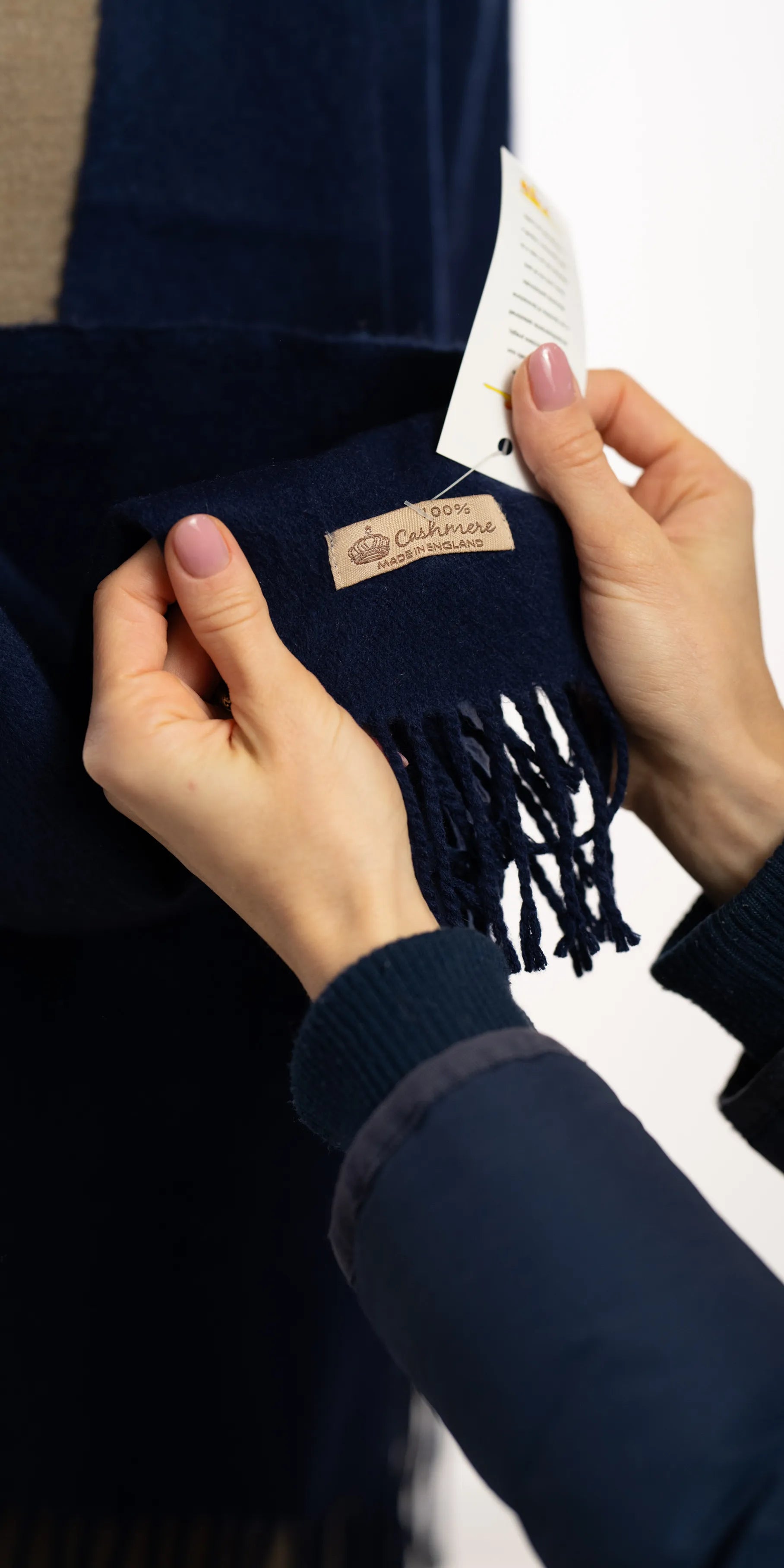 Fular bleumarin din casmir pufos