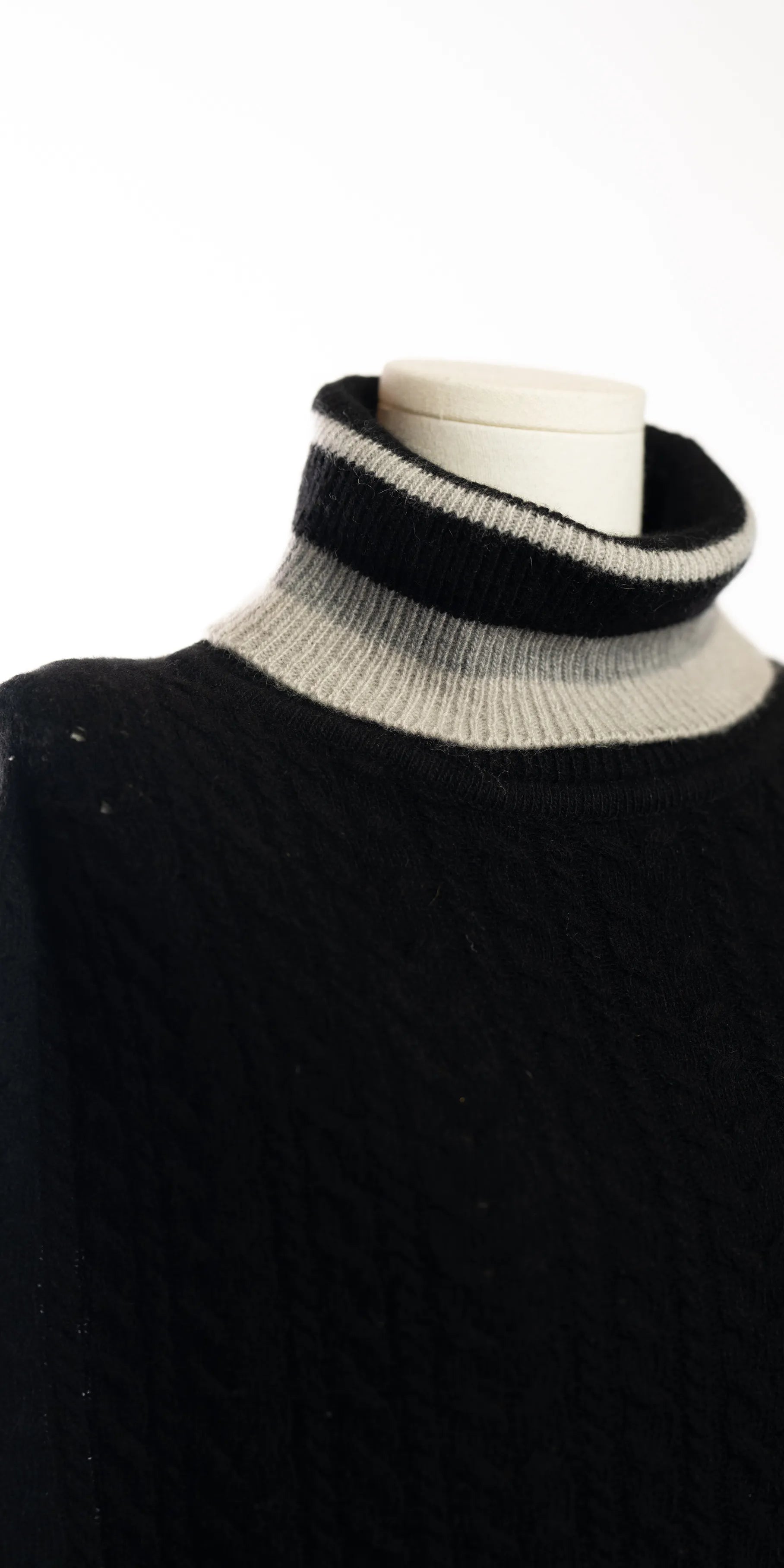 Poncho din casmir cu torsade