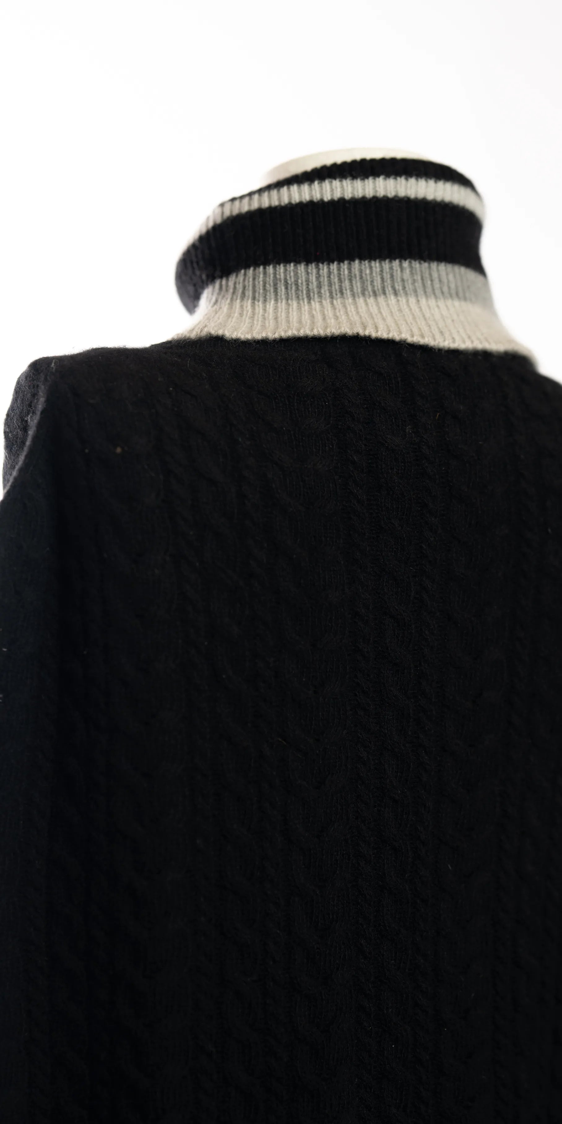 Poncho din casmir cu torsade