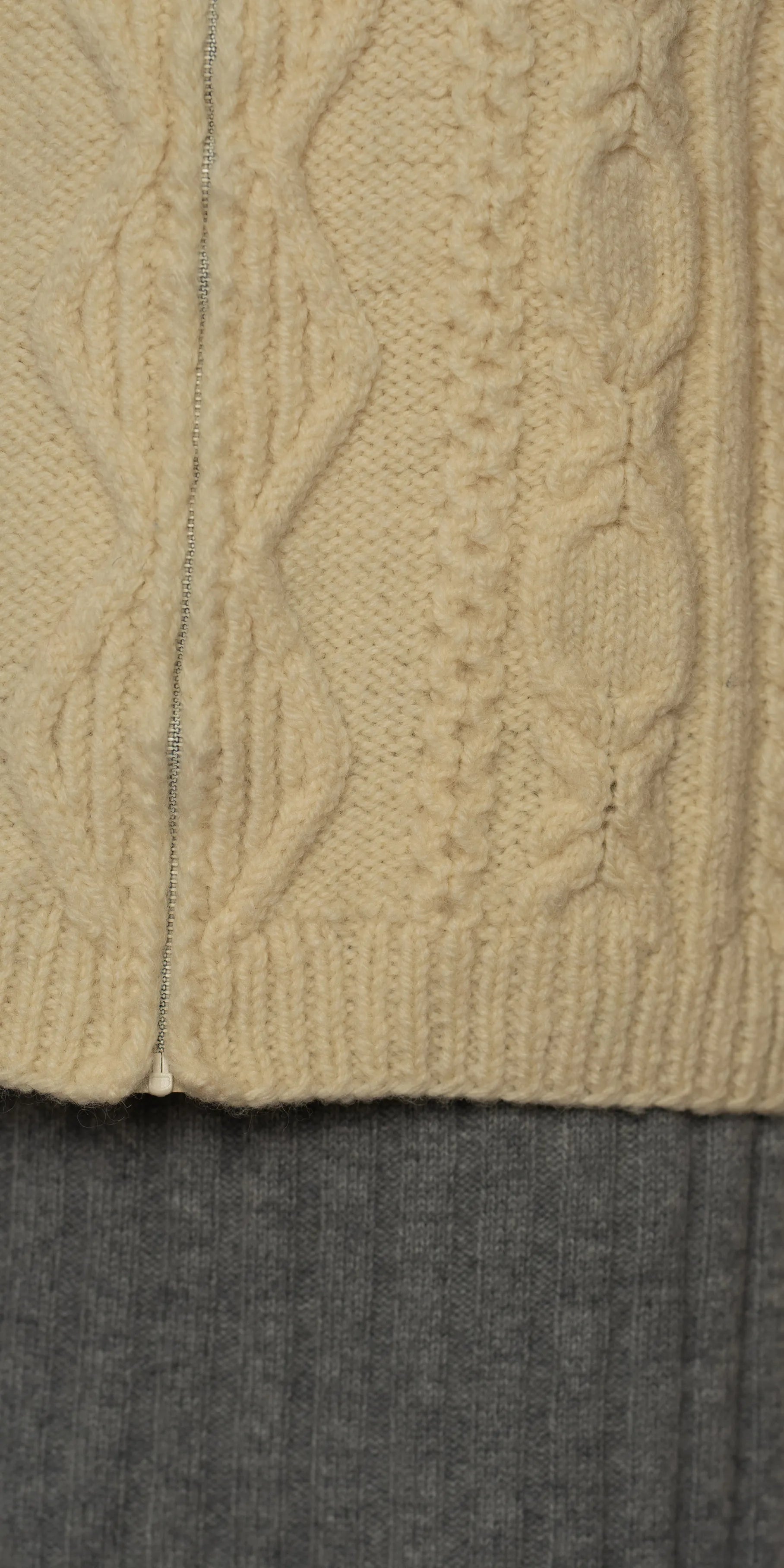 Pulover handmade din lana cu fermoar