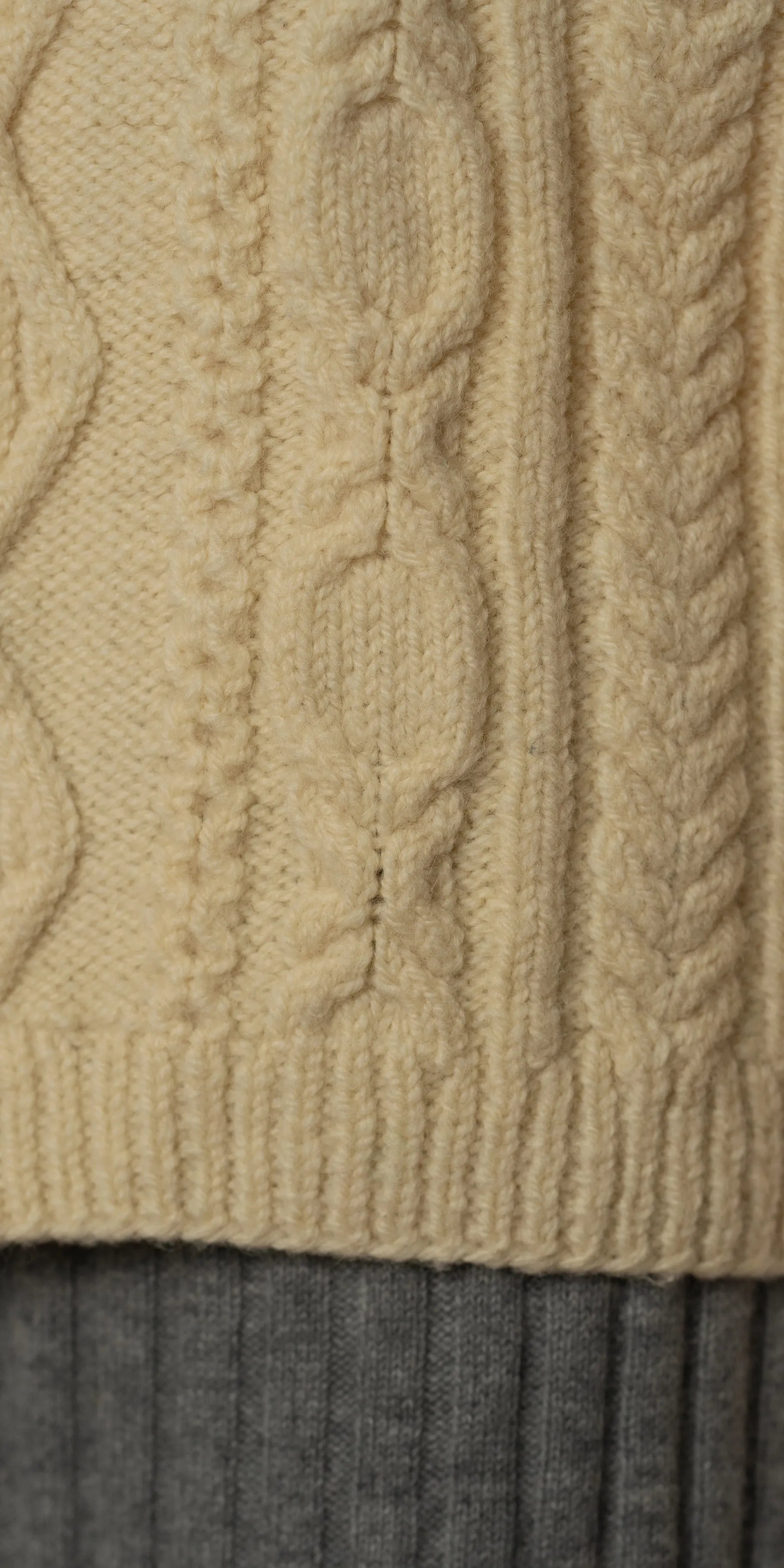 Pulover handmade din lana cu fermoar