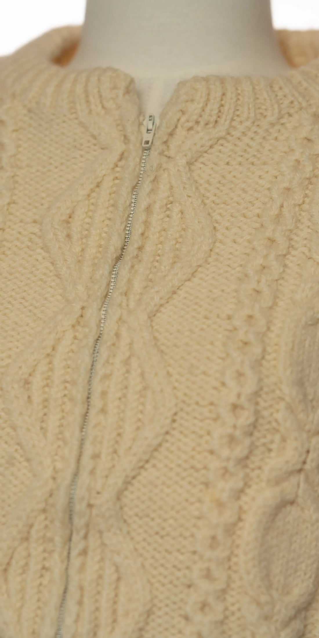 Pulover handmade din lana cu fermoar