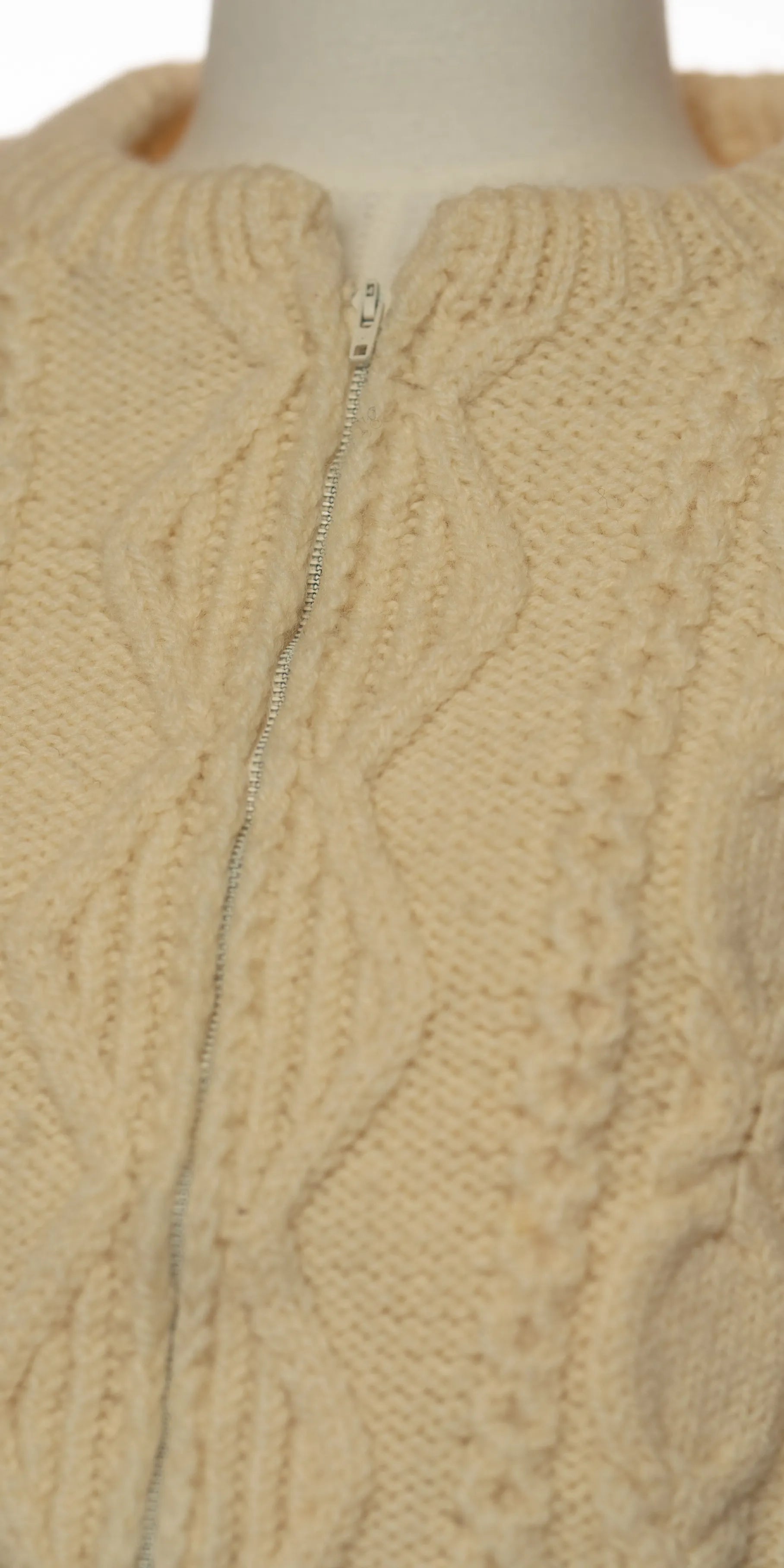 Pulover handmade din lana cu fermoar