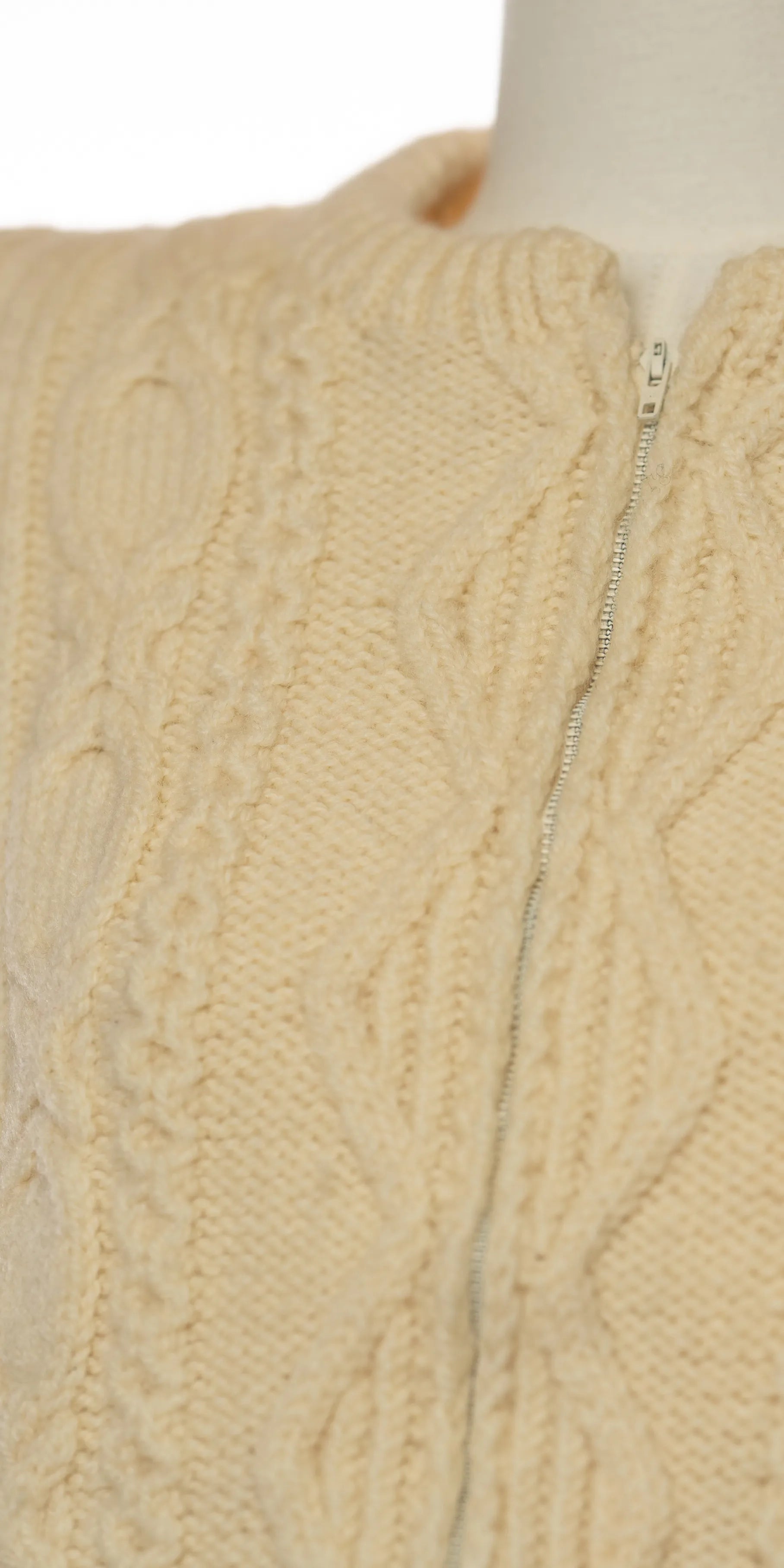 Pulover handmade din lana cu fermoar