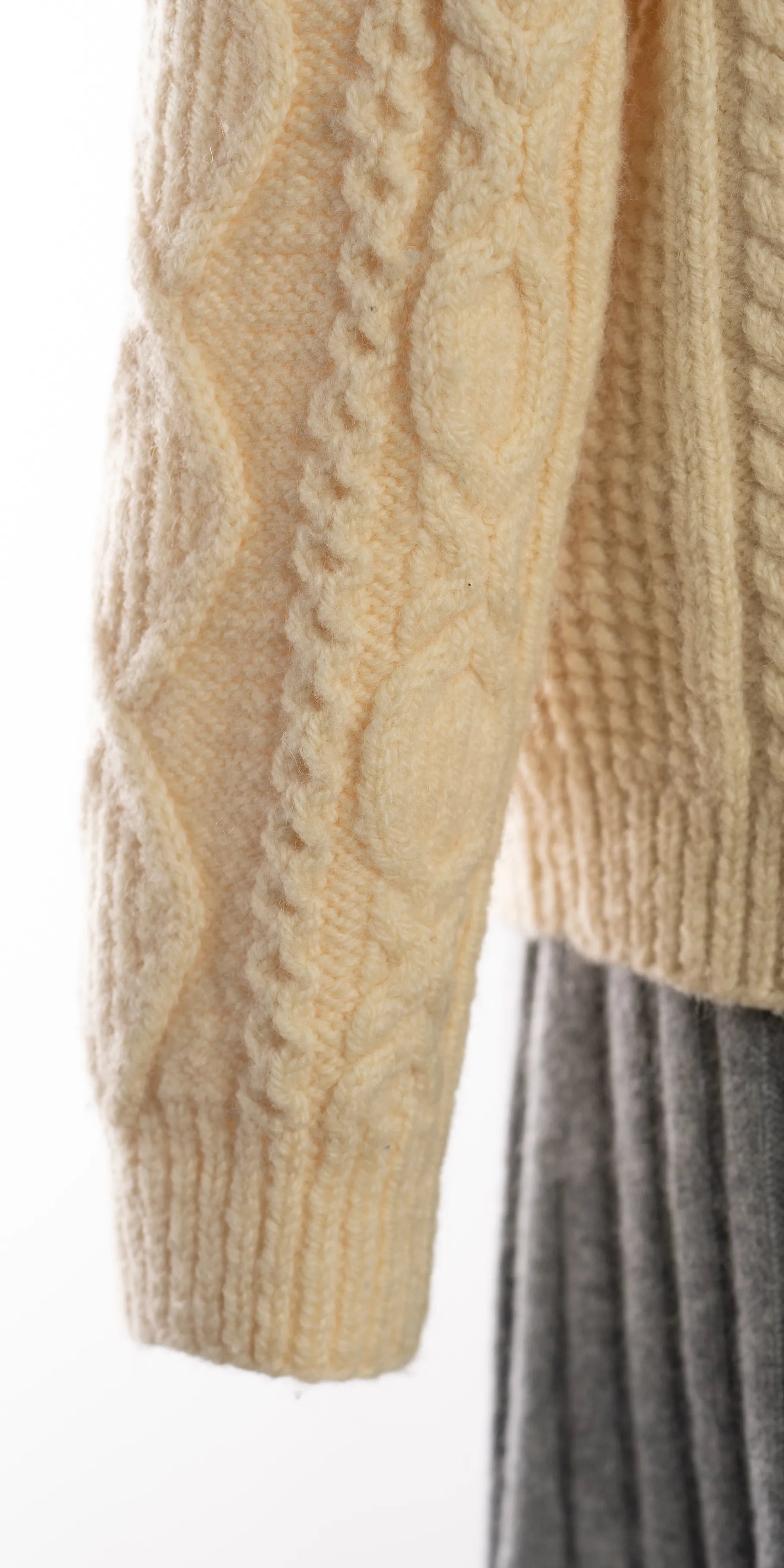 Pulover handmade din lana cu fermoar