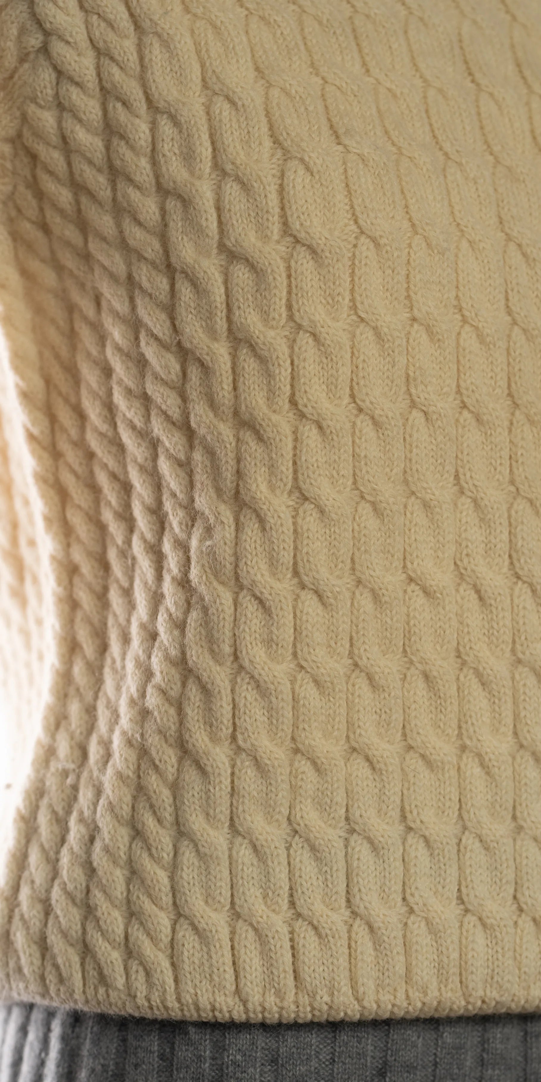 Pulover din lana cu torsade