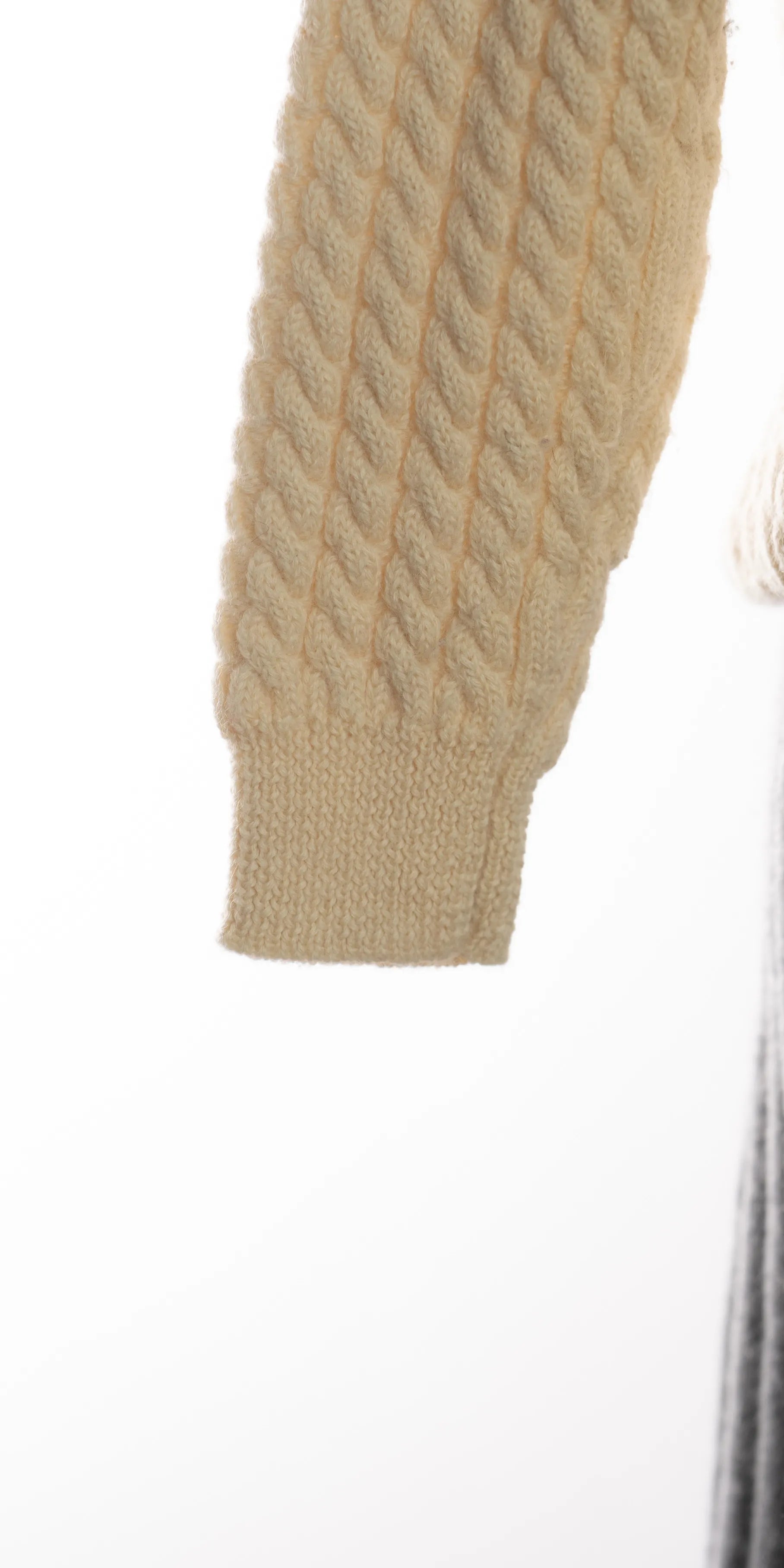 Pulover din lana cu torsade