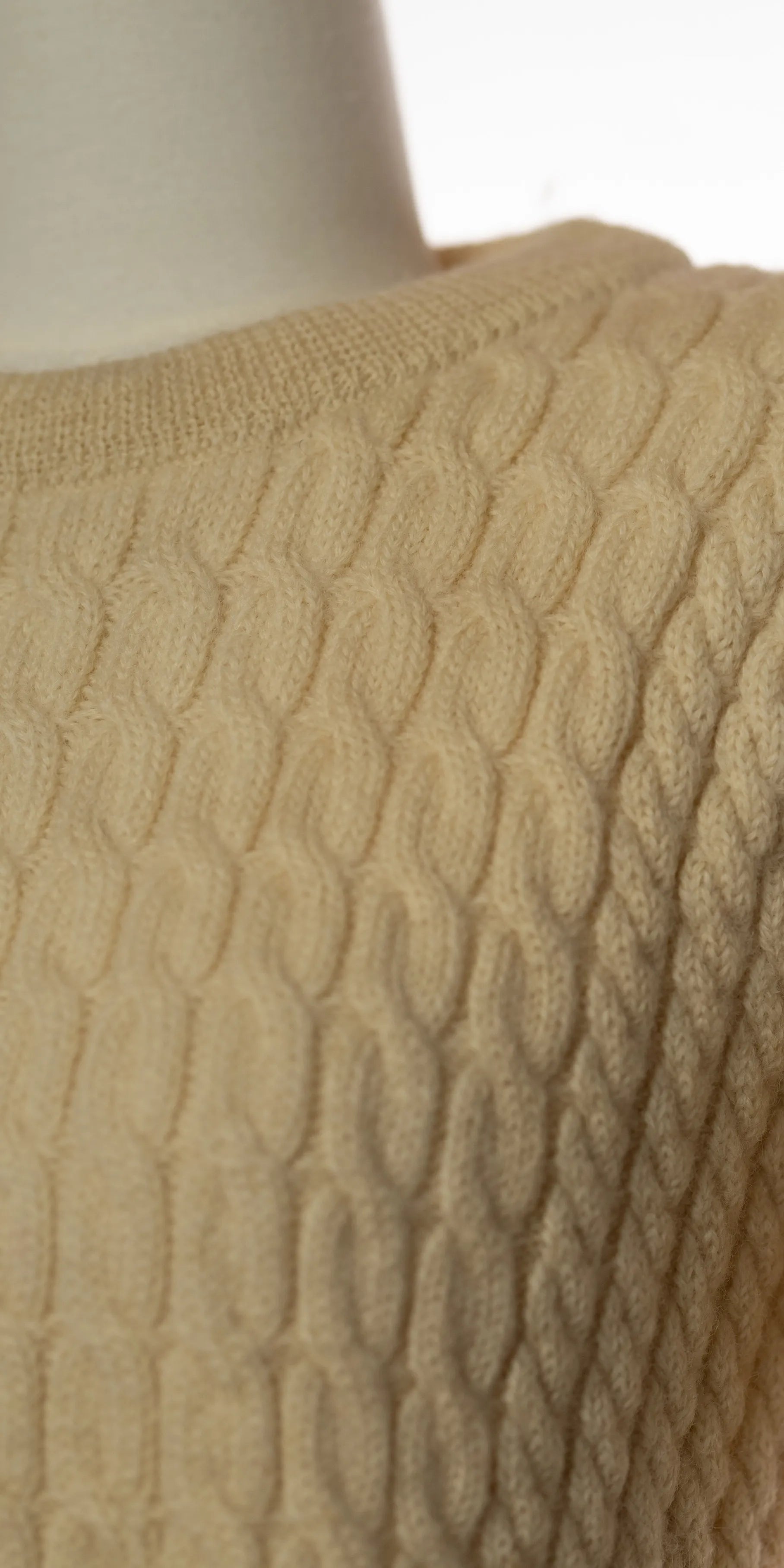 Pulover din lana cu torsade