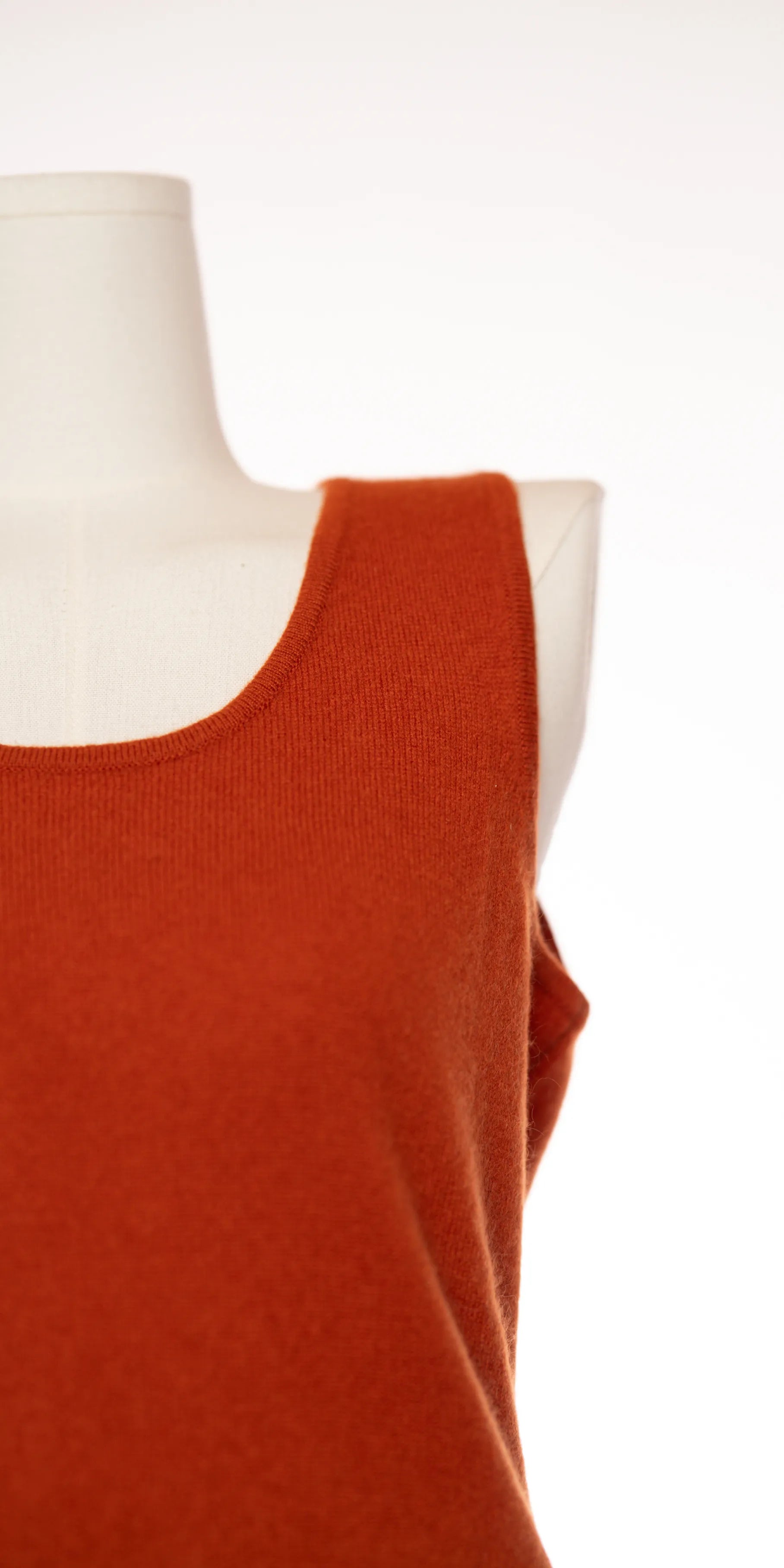 Bluza fara maneci din casmir fin - Neiman Marcus