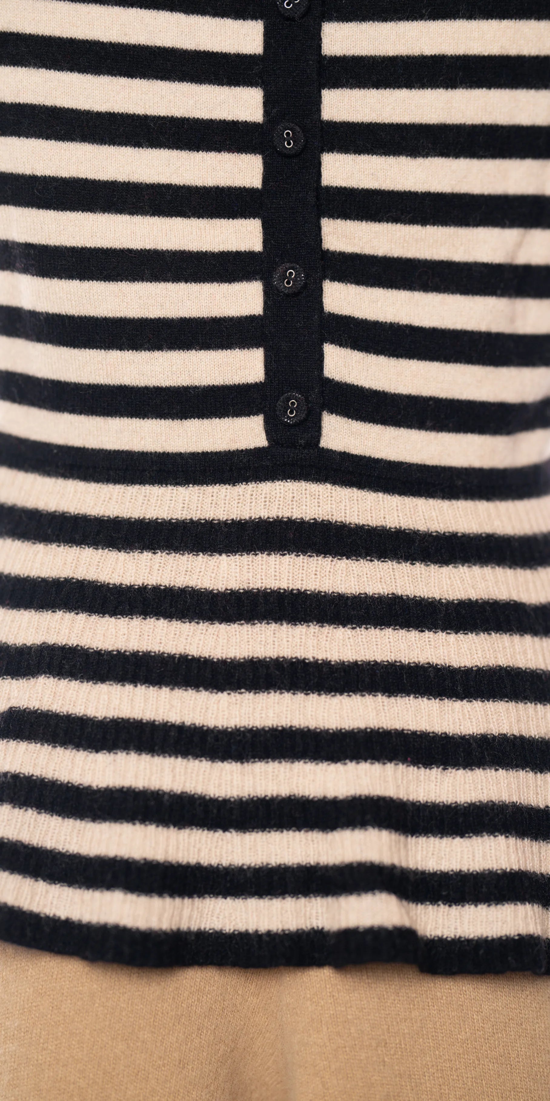 Bluza fara maneci din casmir cu nasturi decorativi - Autumn Cashmere