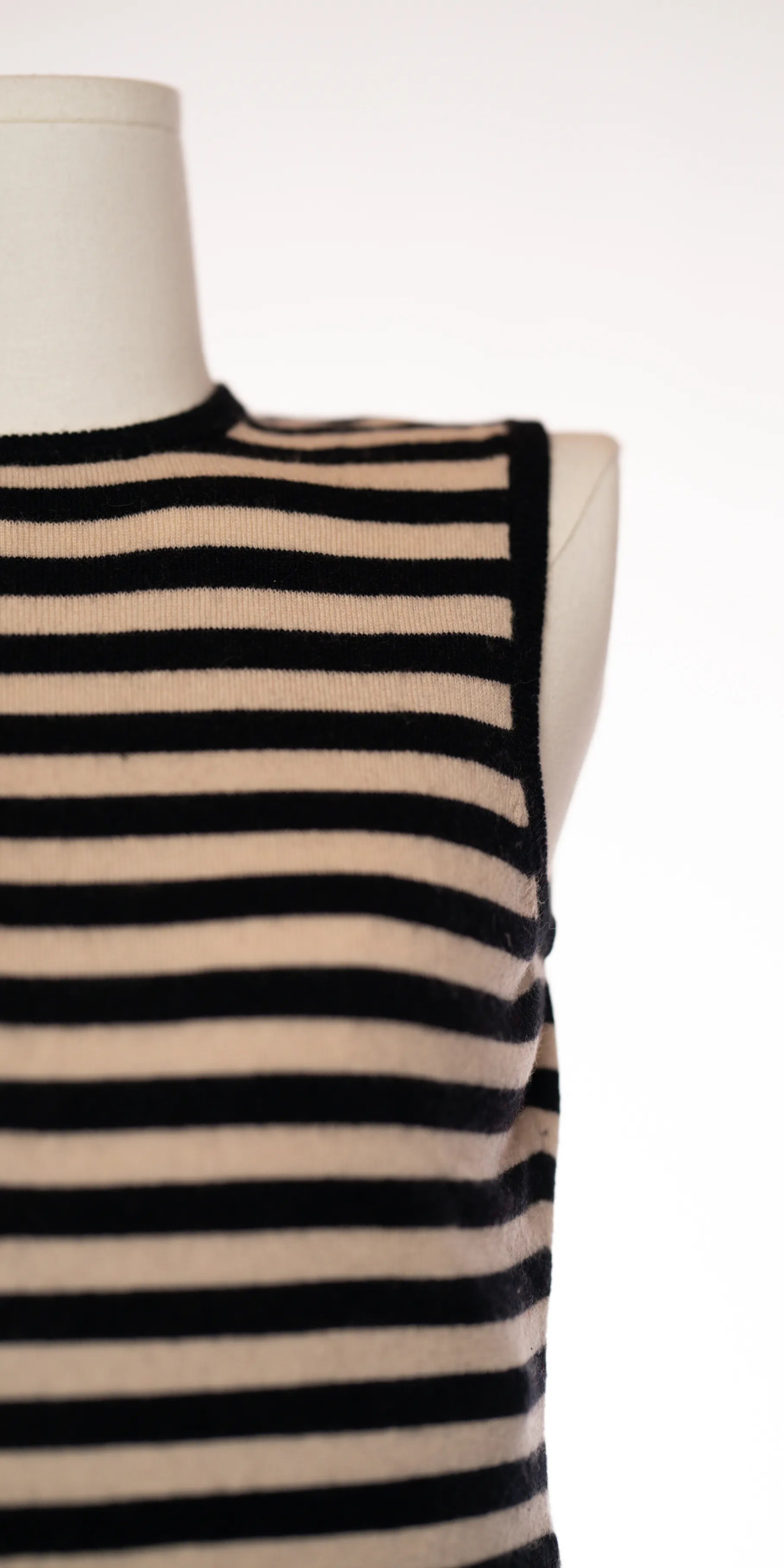 Bluza fara maneci din casmir cu nasturi decorativi - Autumn Cashmere