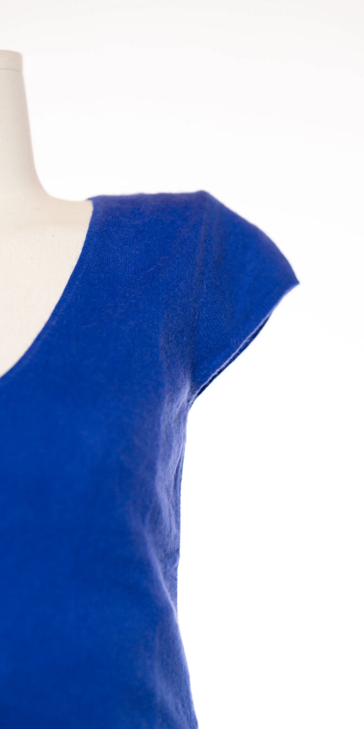 Bluza din casmir fara maneci cu decolteu "V" - Expresse Design Studio