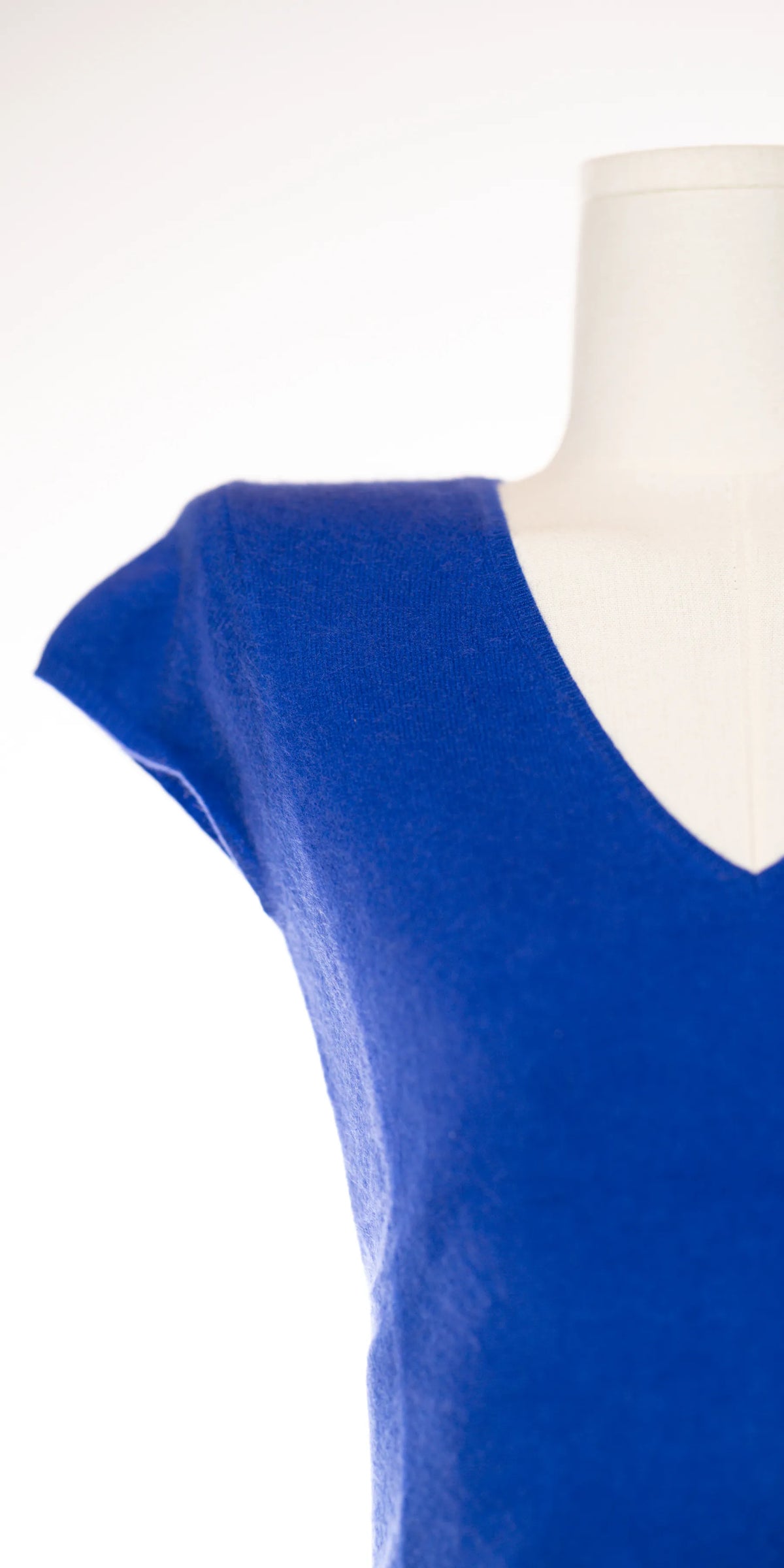 Bluza din casmir fara maneci cu decolteu "V" - Expresse Design Studio