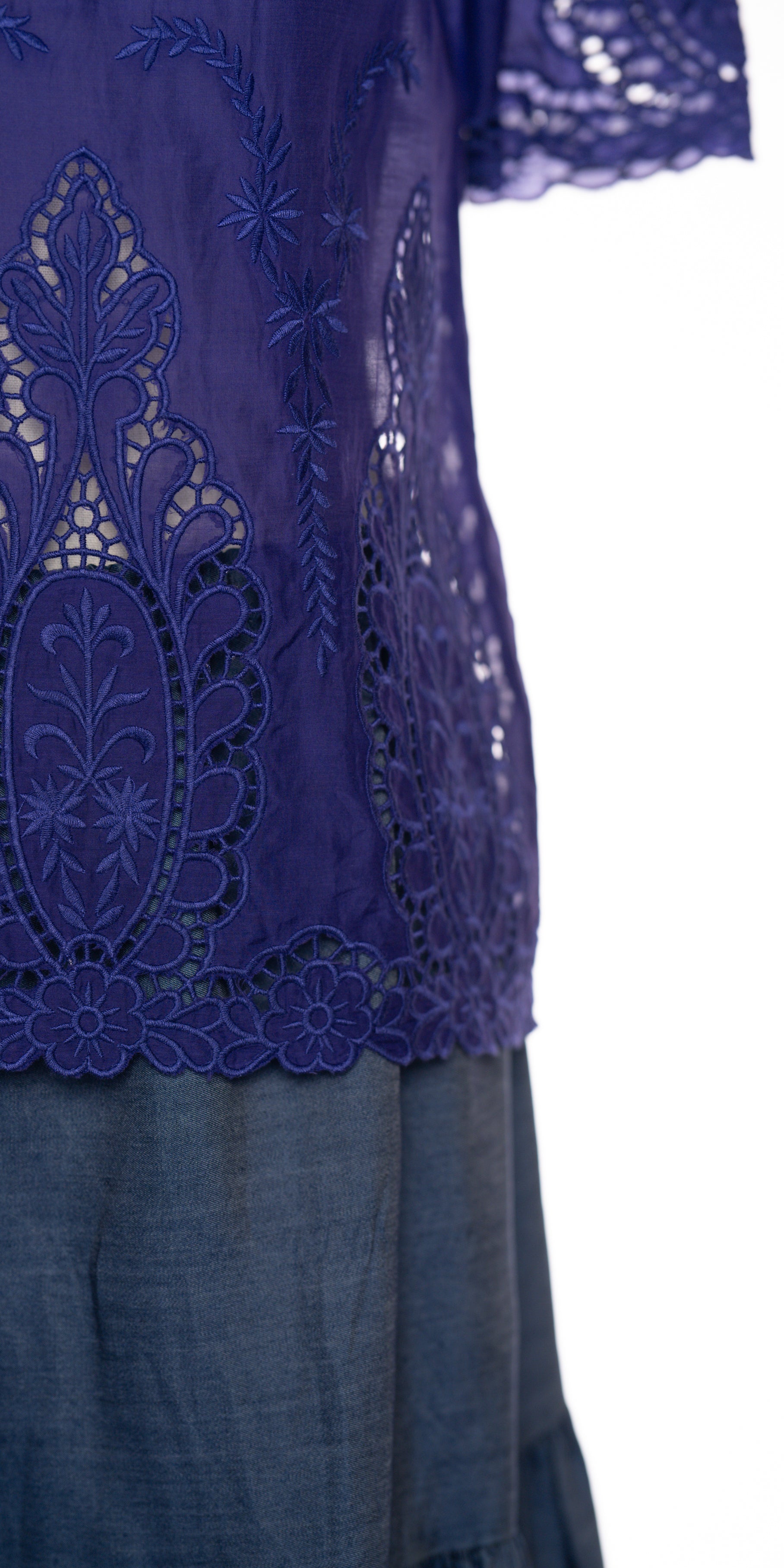 Tricou fin cu broderie englezeasca