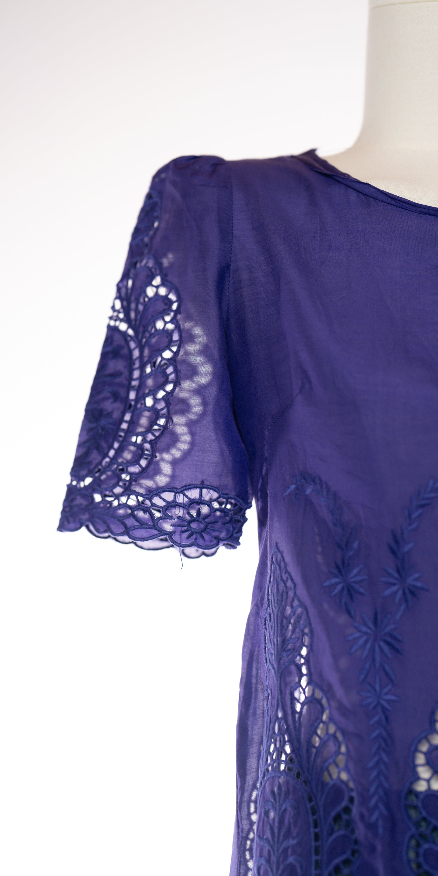 Tricou fin cu broderie englezeasca