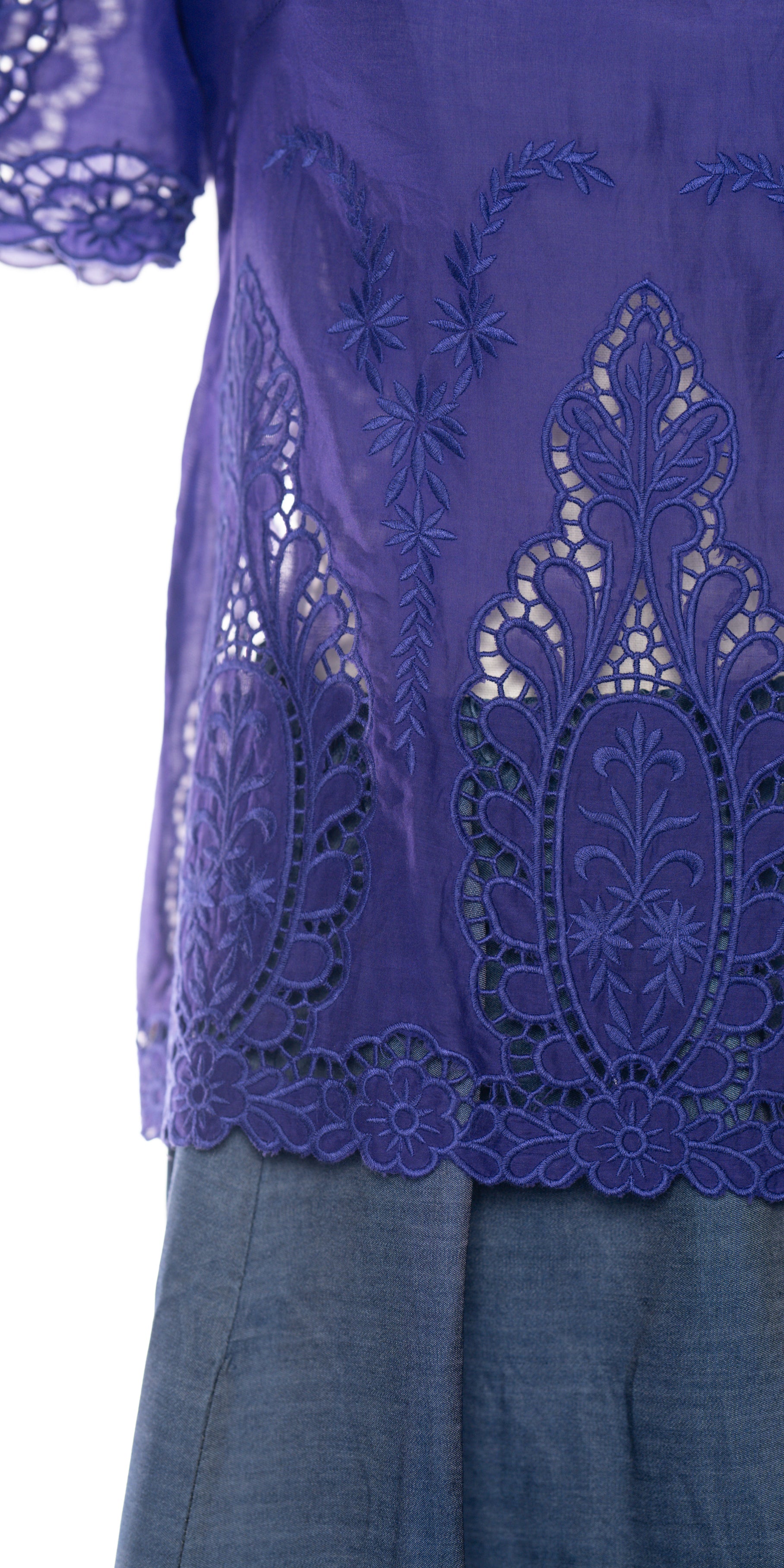 Tricou fin cu broderie englezeasca