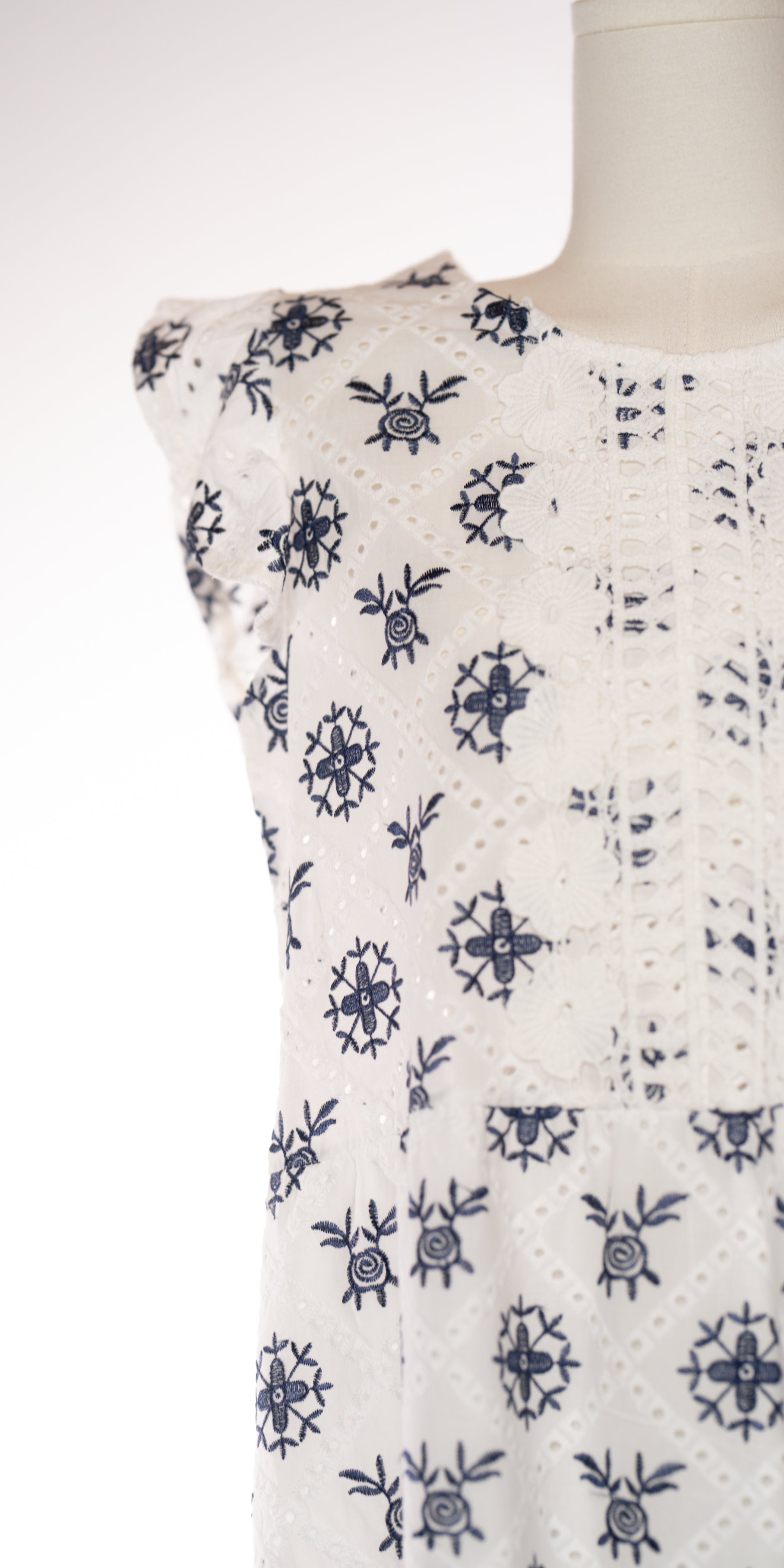 Rochie cu broderie sparta - New  Collection