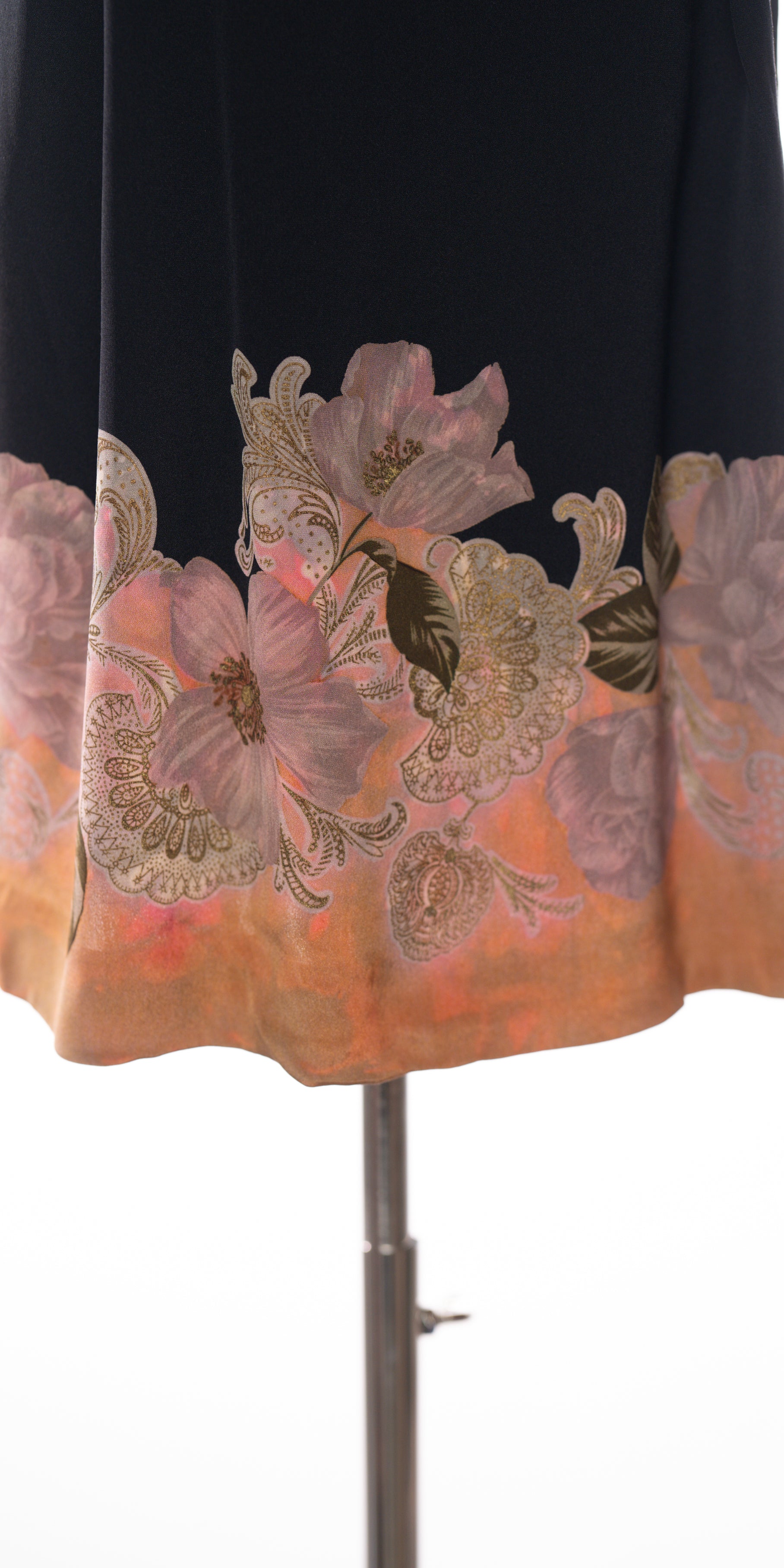 Rochie handmade fina cu detalii aurii