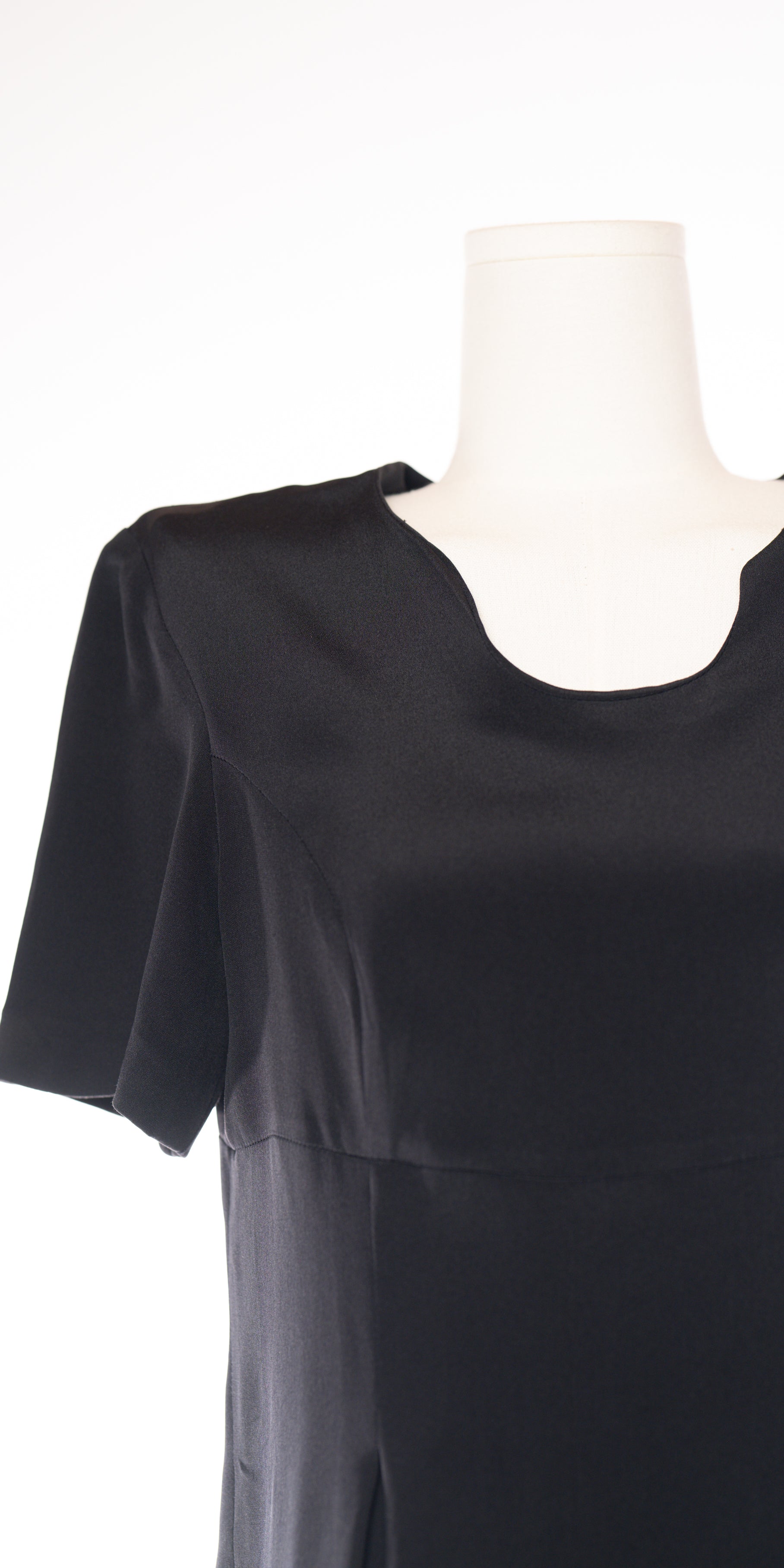 Rochie handmade fina cu detalii aurii