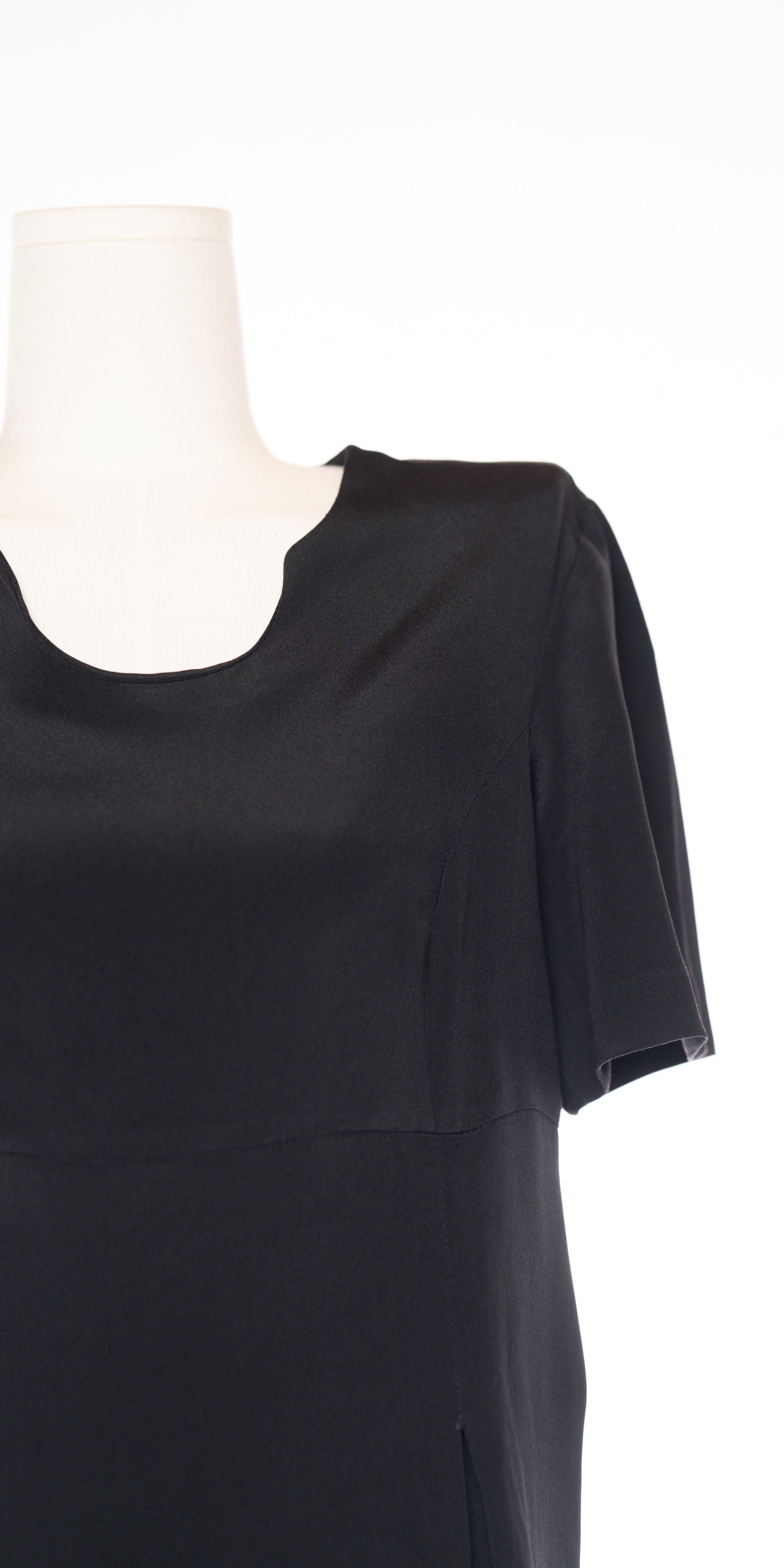 Rochie handmade fina cu detalii aurii