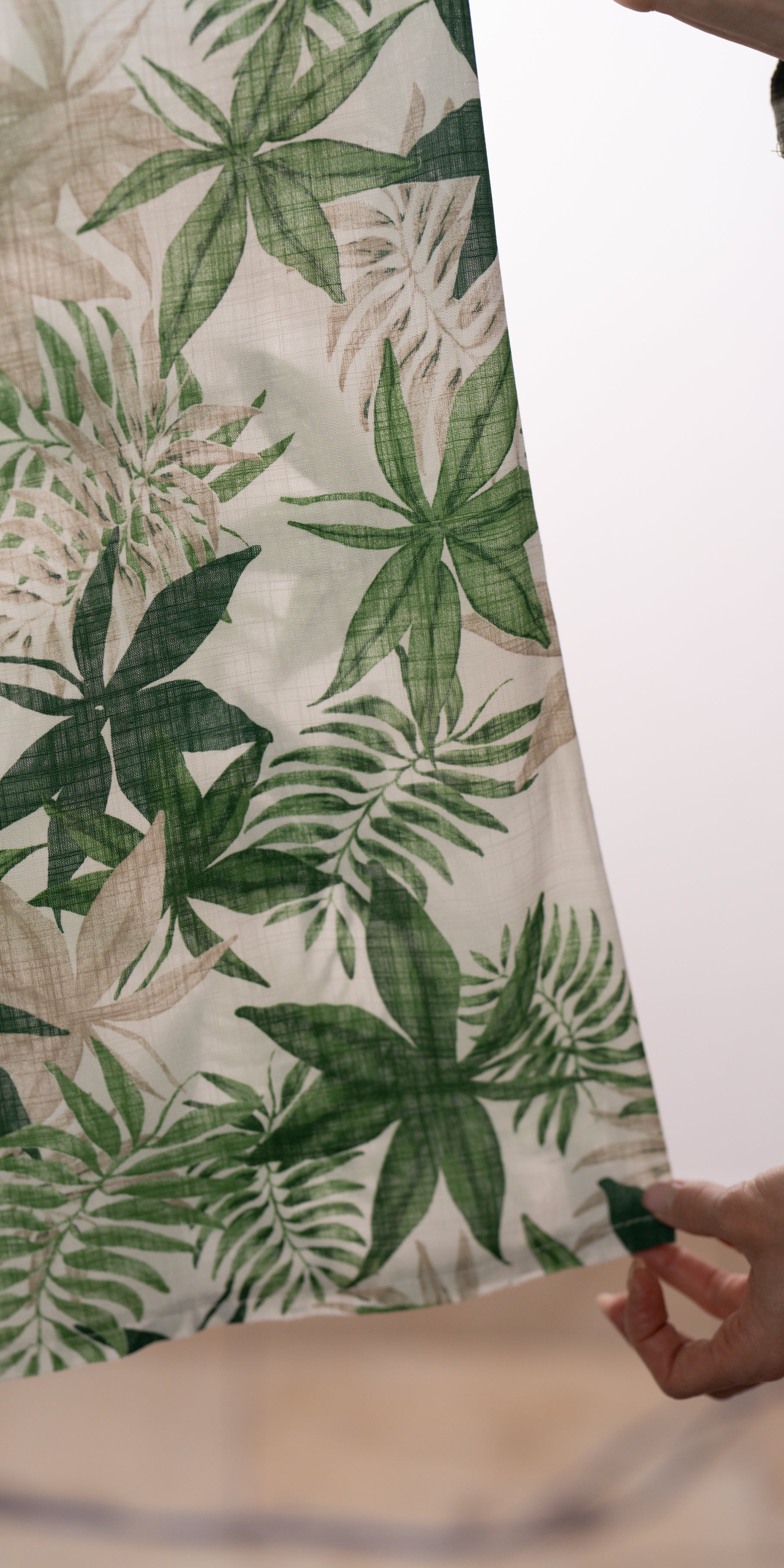 Pantaloni fluizi cu imprimeu exotic