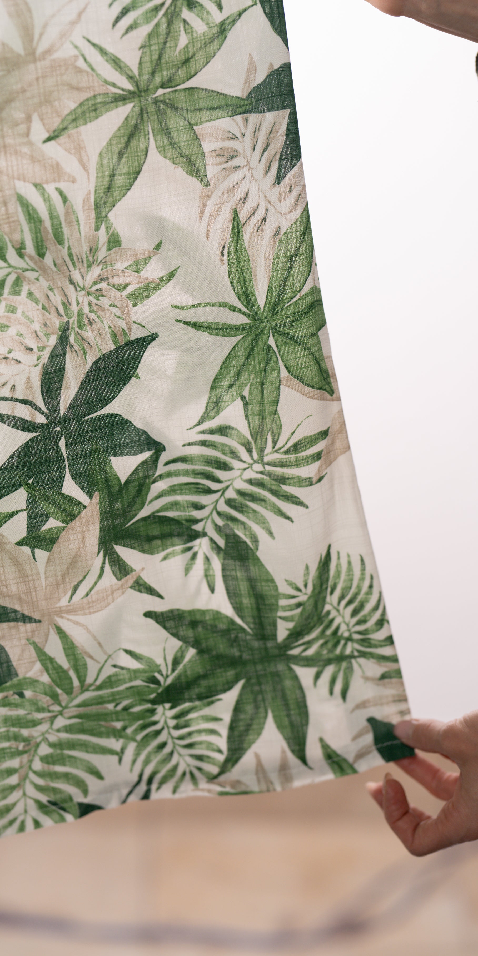 Pantaloni fluizi cu imprimeu exotic