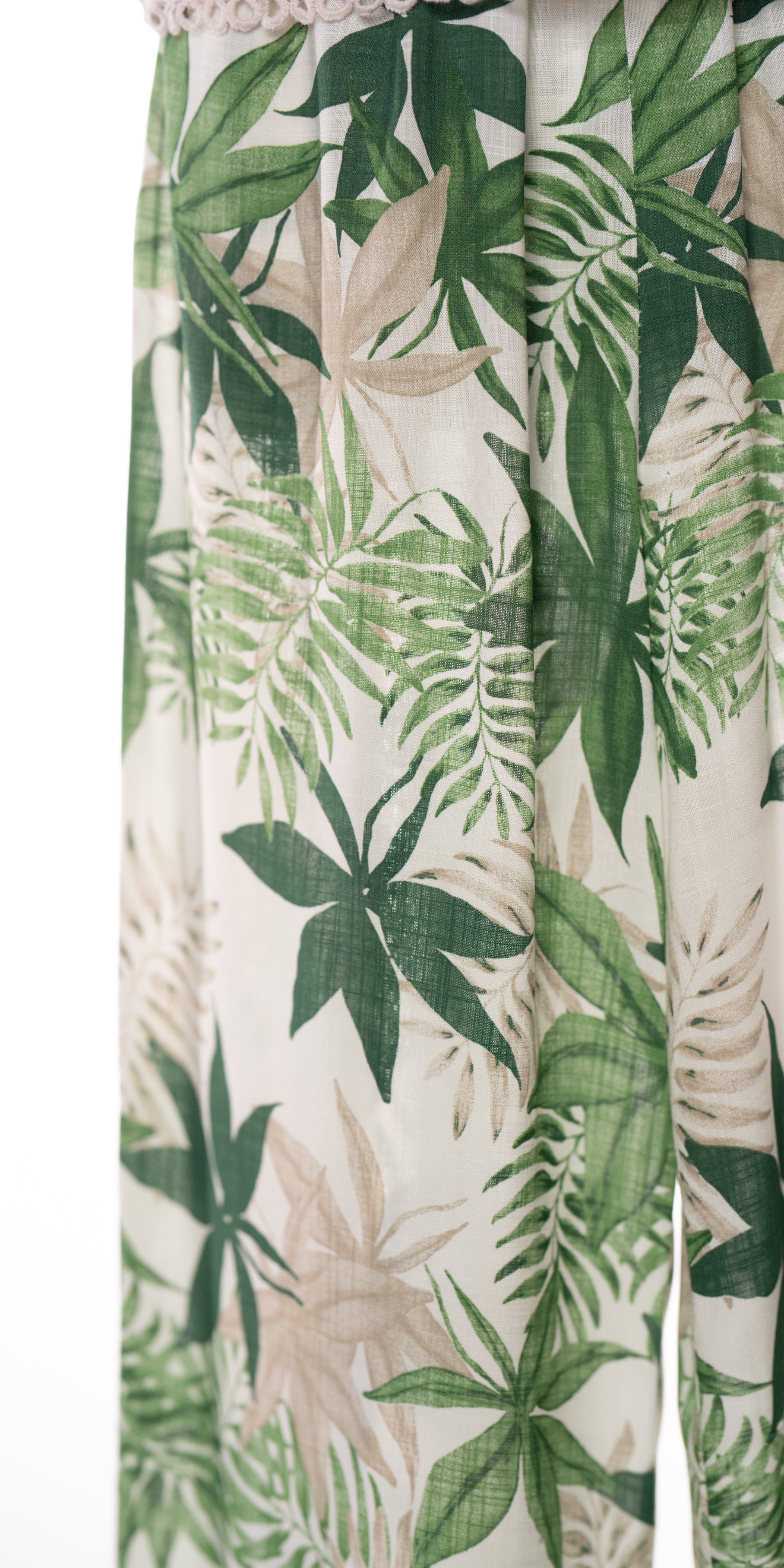 Pantaloni fluizi cu imprimeu exotic