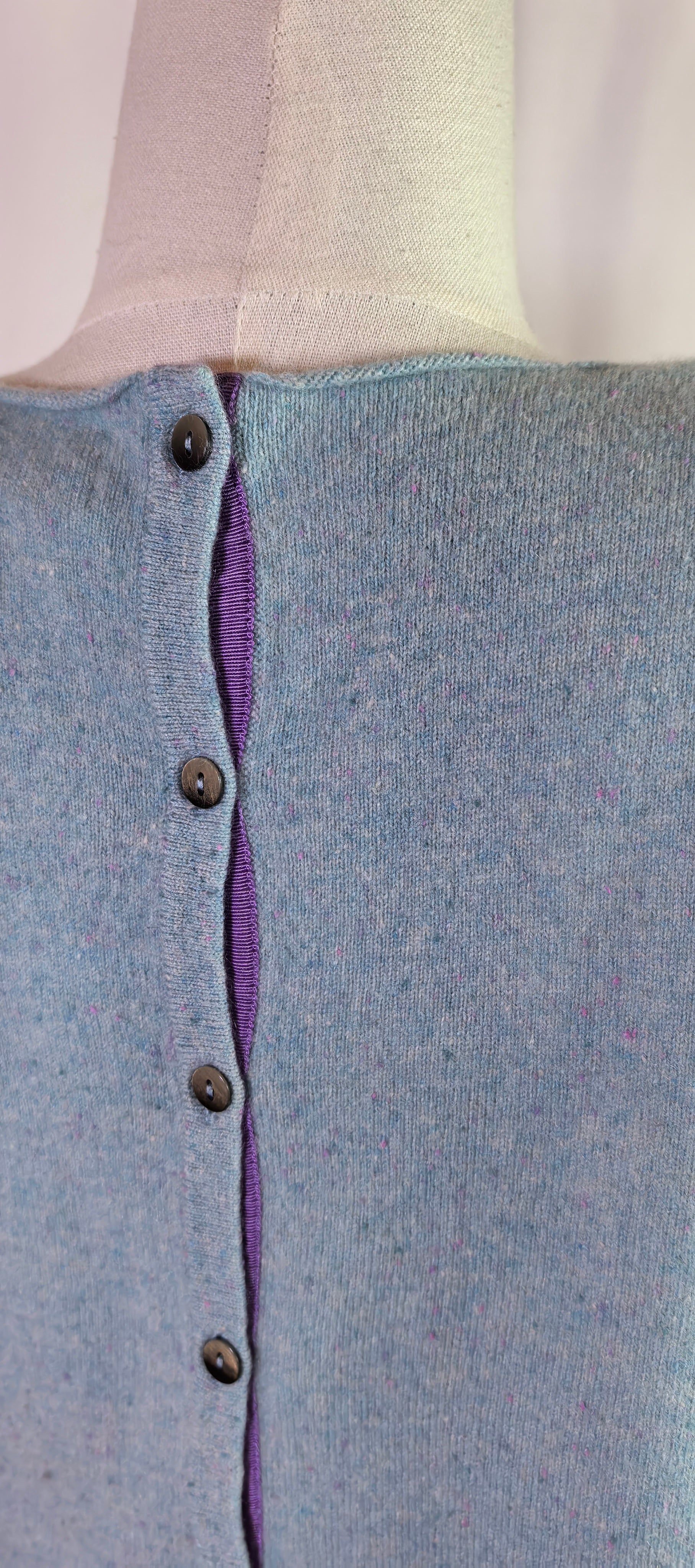 Pulover  din casmir cu nasturi la spate - Boden