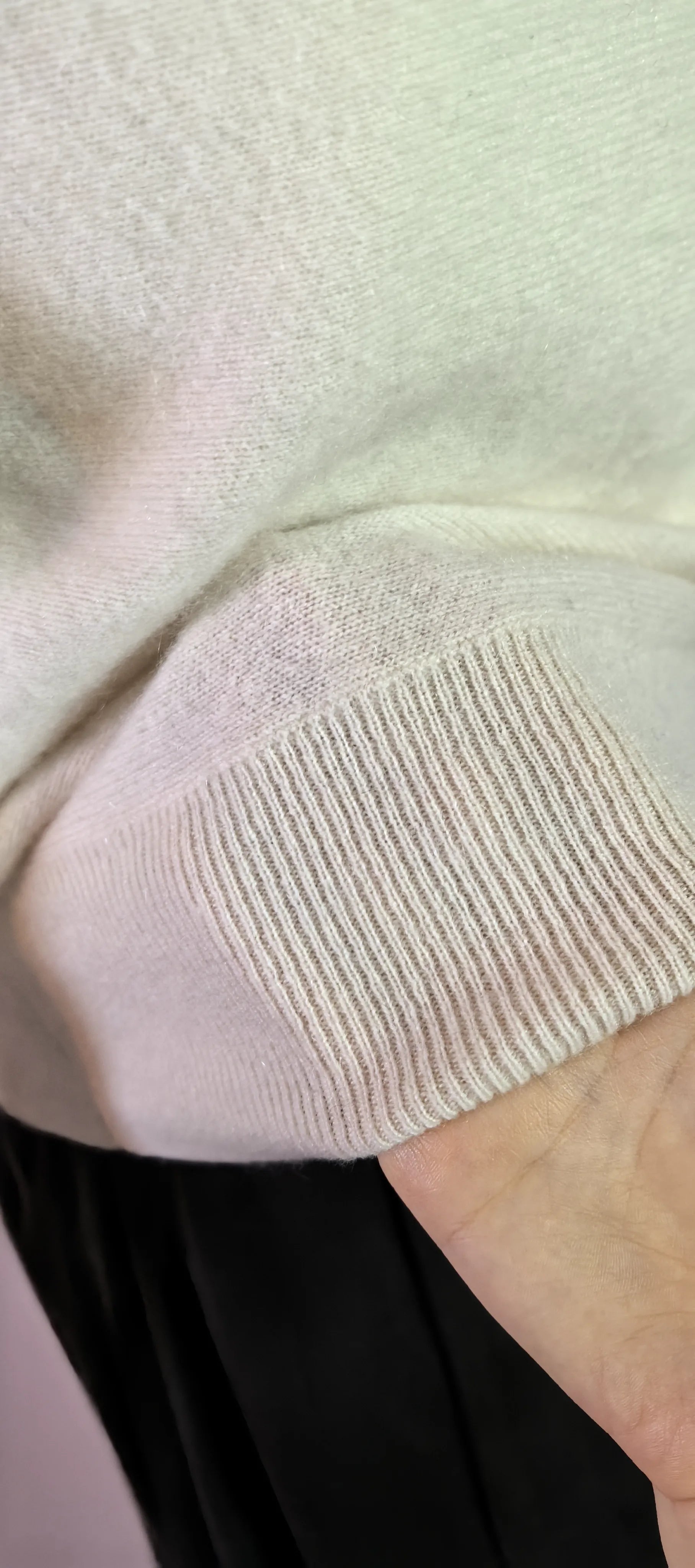 Pulover din casmir cu  maneca fluture