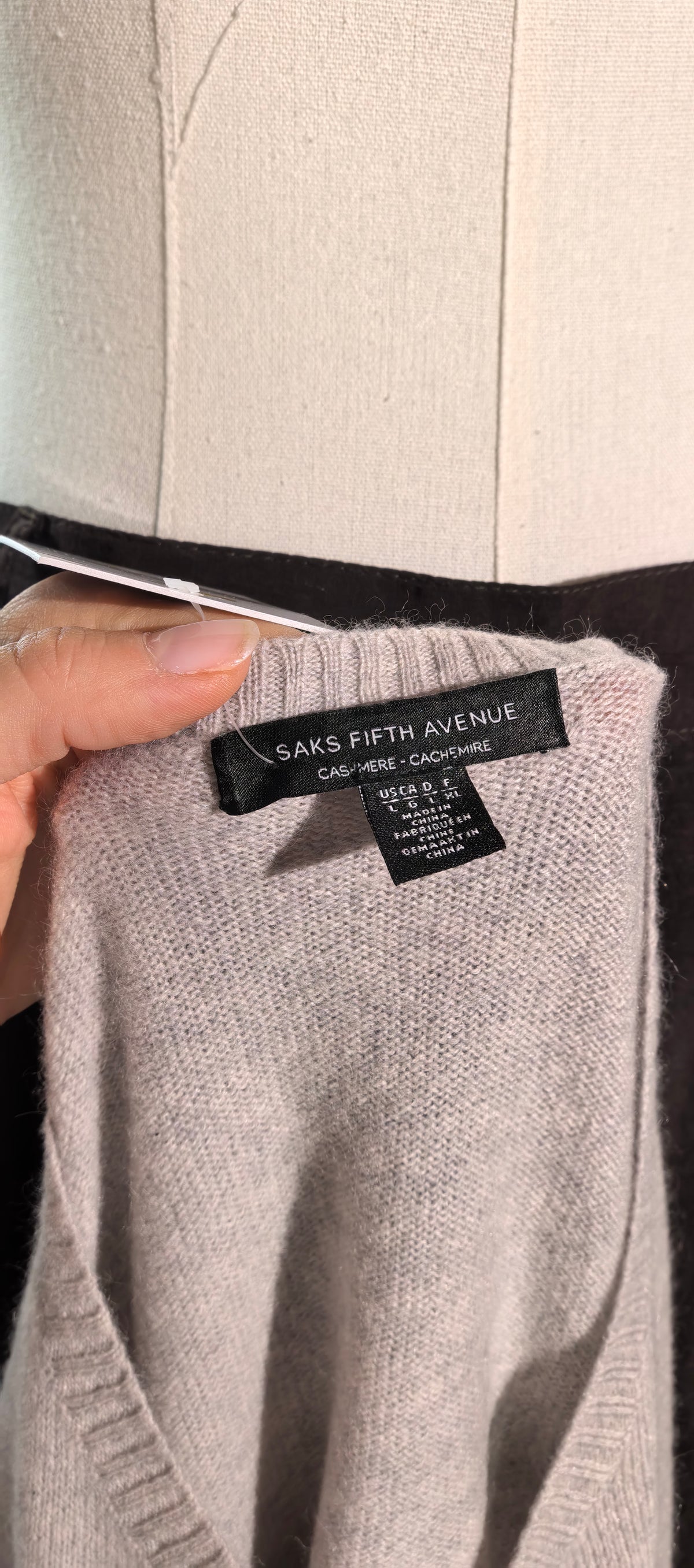 Pulover cu nasturi din casmir - Saks Fifth Avenue