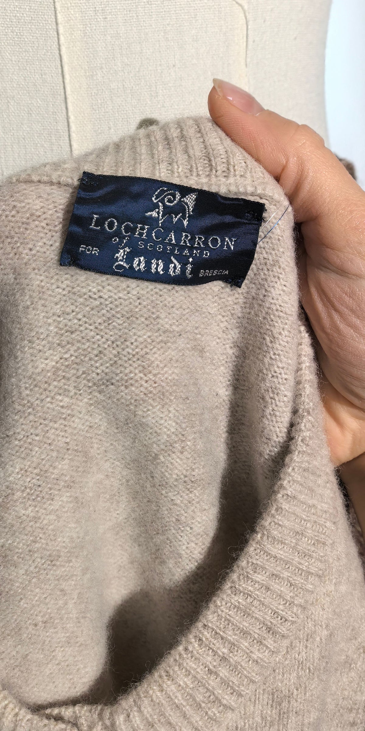 Pulover din lana cu nasturi bijuterie - Lochcarron