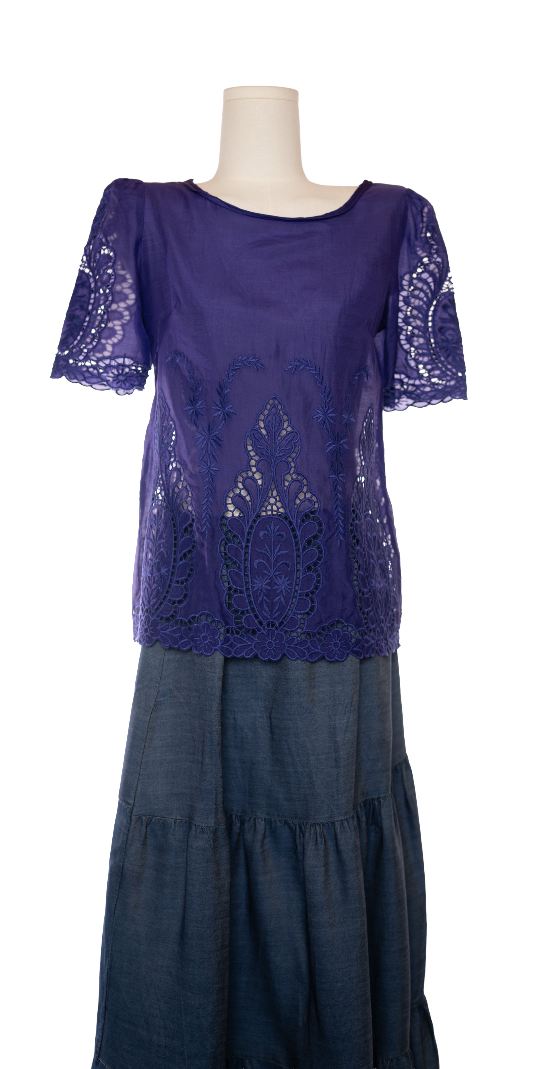Tricou fin cu broderie englezeasca