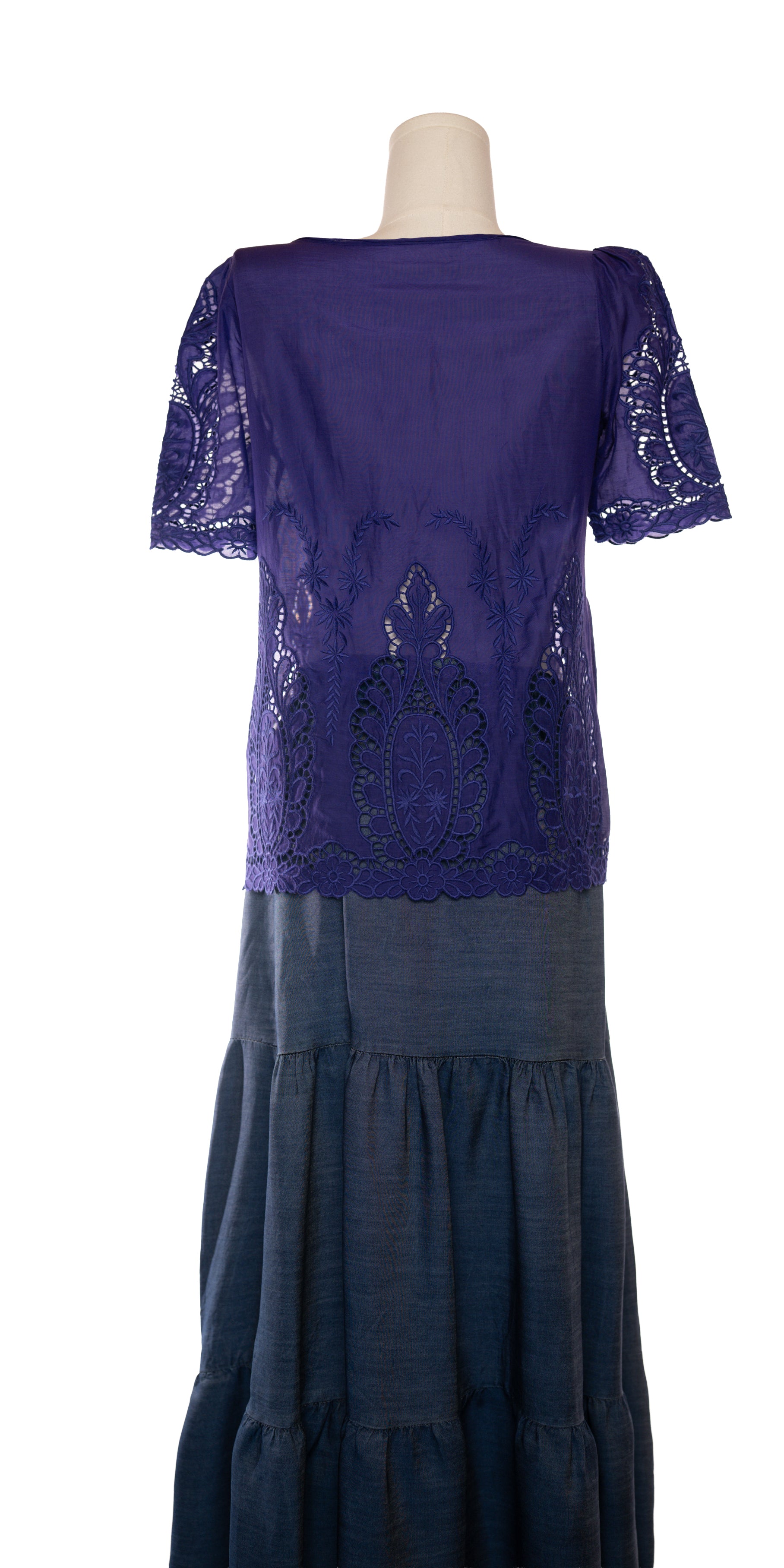 Tricou fin cu broderie englezeasca