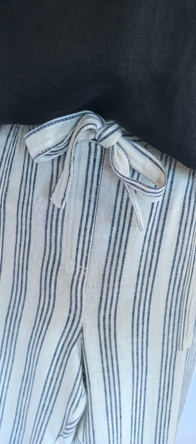 Pantaloni cu dungi verticale si cordon in talie din blend de in