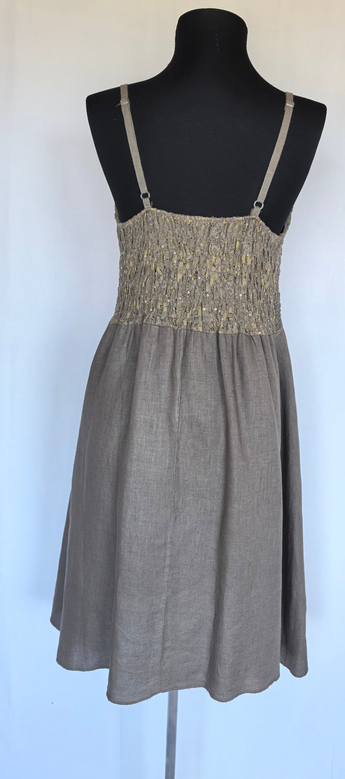 Rochie din in cu bust din dantela