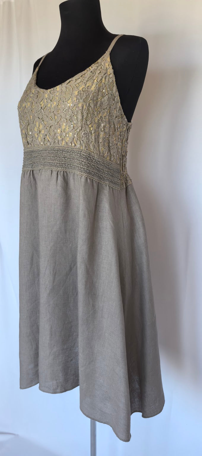 Rochie din in cu bust din dantela