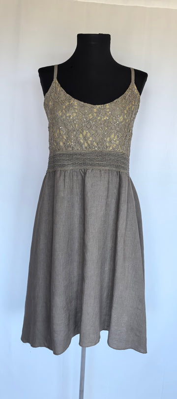 Rochie din in cu bust din dantela