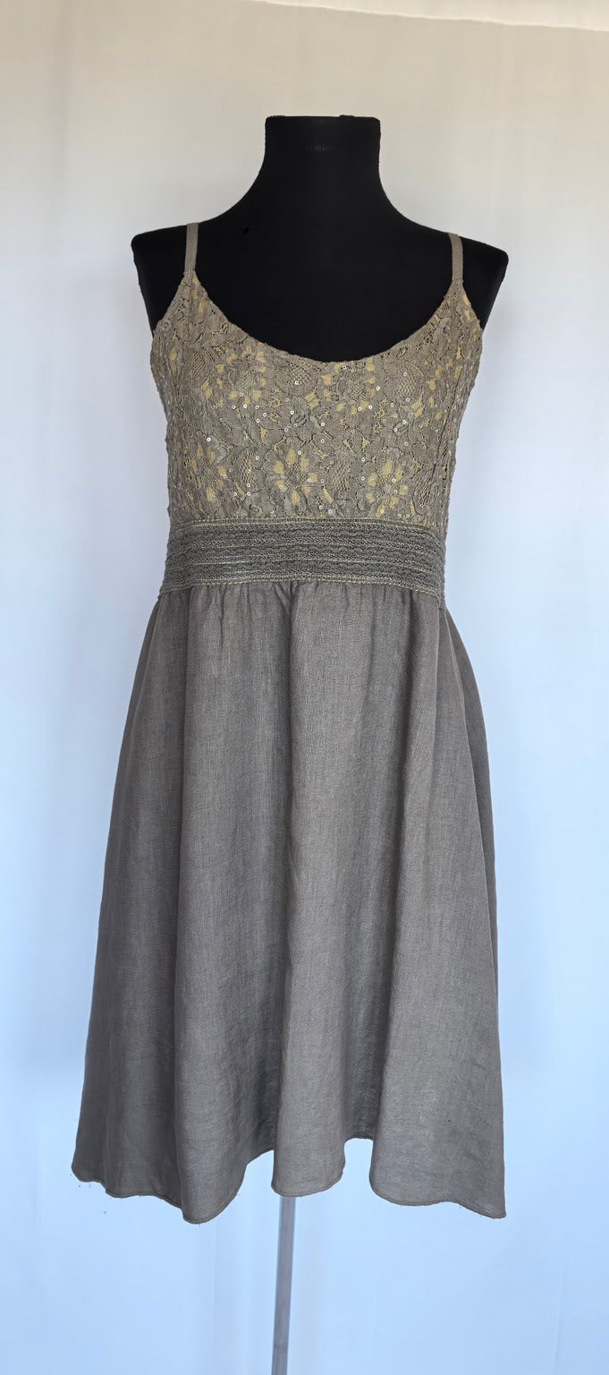 Rochie din in cu bust din dantela