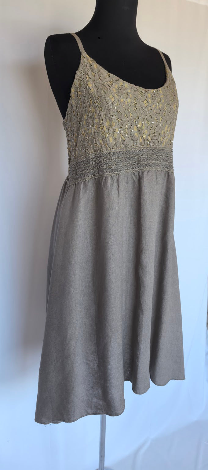 Rochie din in cu bust din dantela